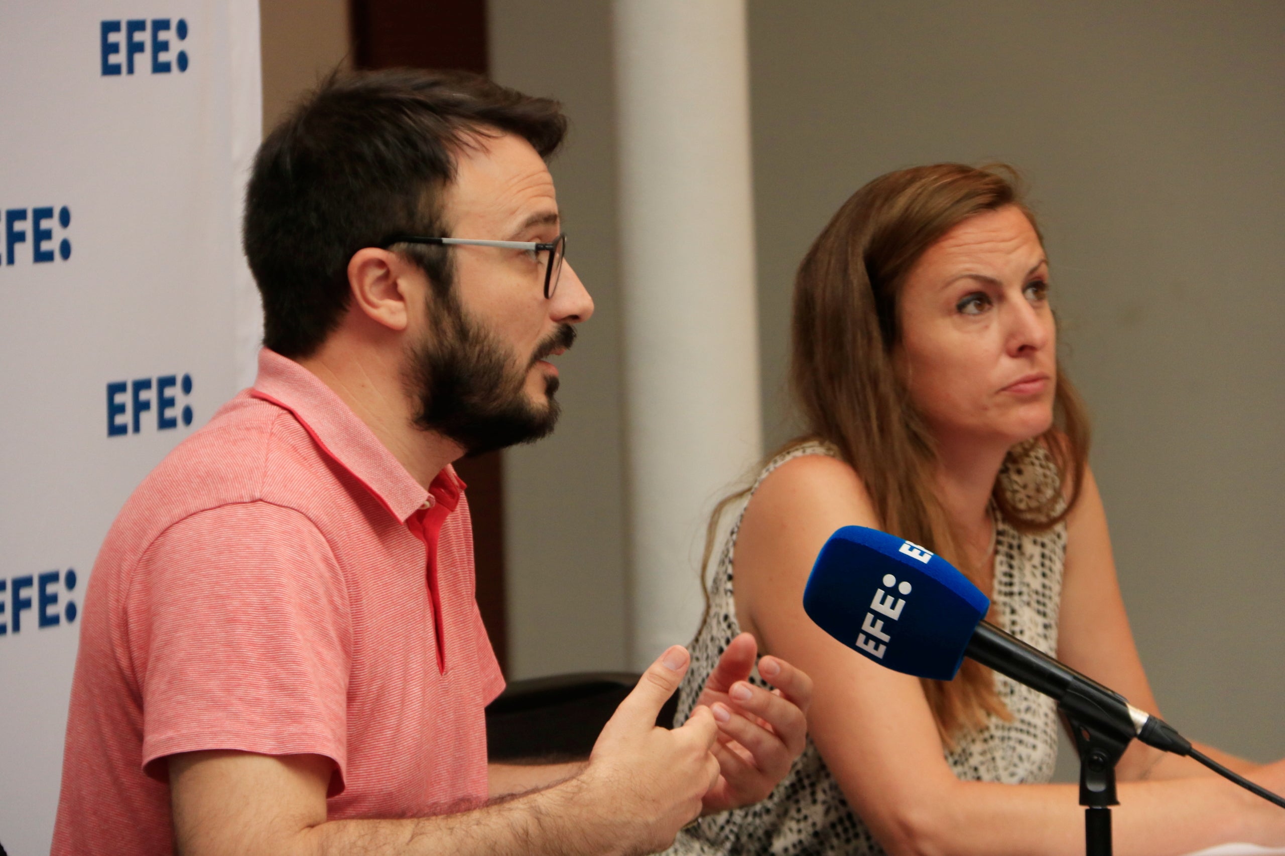 El cap de llista de la CUP a Barcelona el 23-J, Albert Botran, i la candidata dels anticapitalistes a Girona, Mireia Vehí, en una roda de premsa a la seu de l'agència EFE / ACN