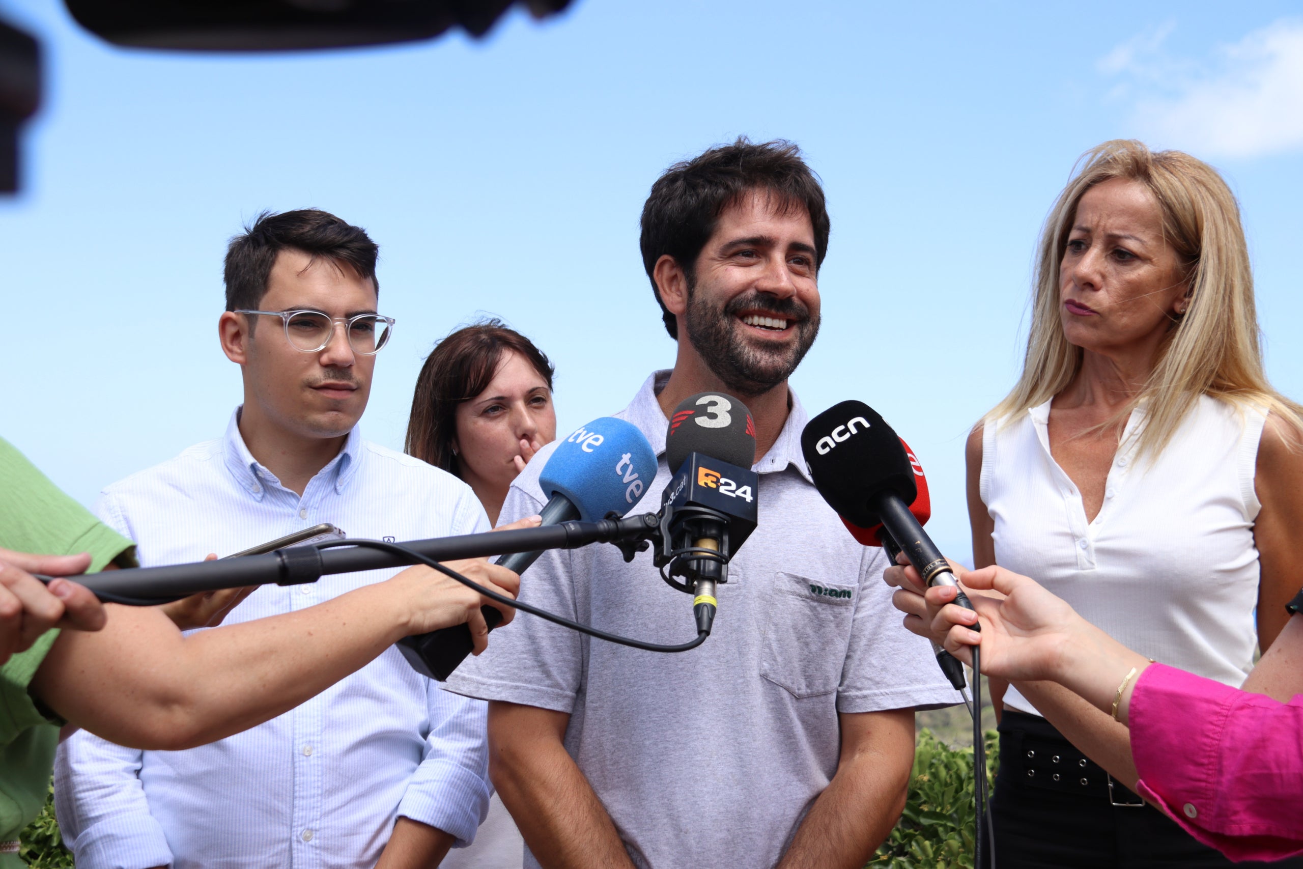 Plan contrapicado de Roger Montañola, candidato del PDeCAT - Espacio CiU, en una atención a medios desde Begur / ACN