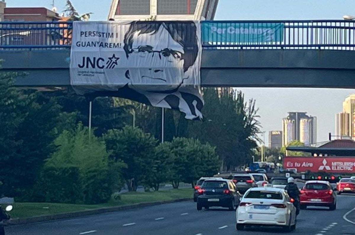 La pancarta de Puigdemont que les JNC han penjat a Madrid / JNC