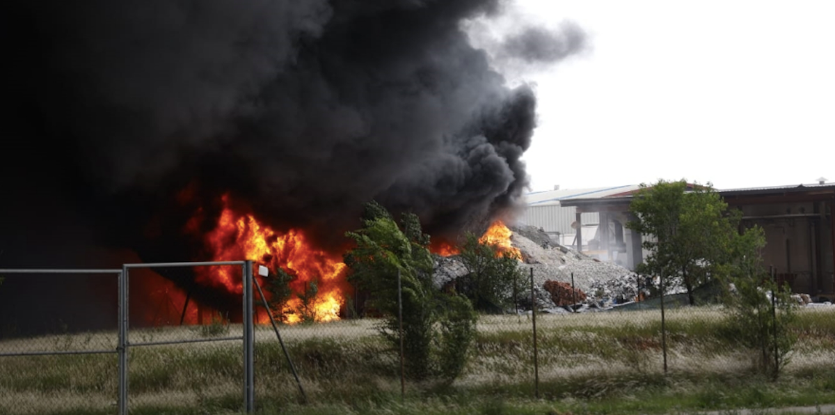 Incendi en una nau industrial de Sabadell