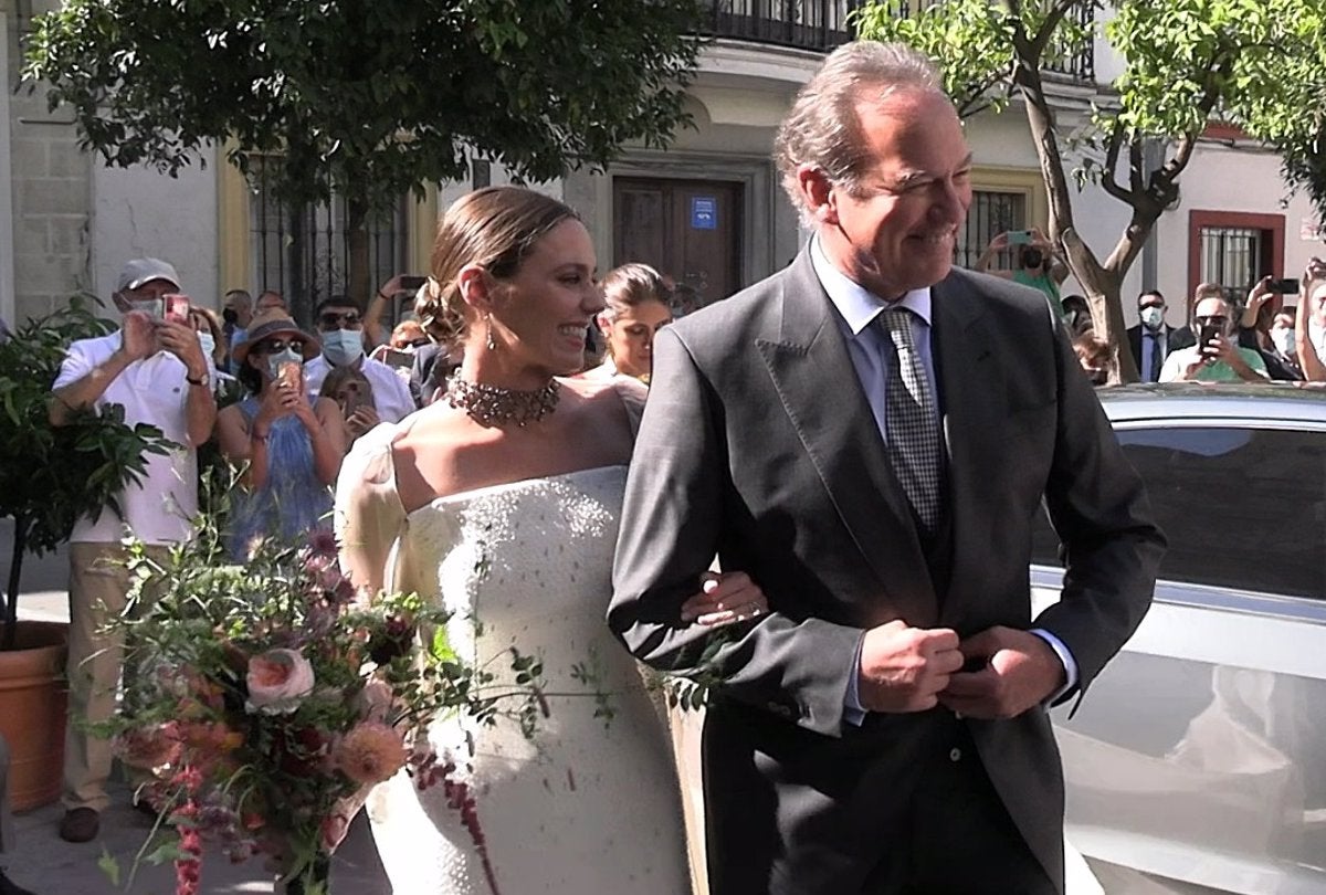 Claudia Osborne, con el padre el día de la boda - Europa Press