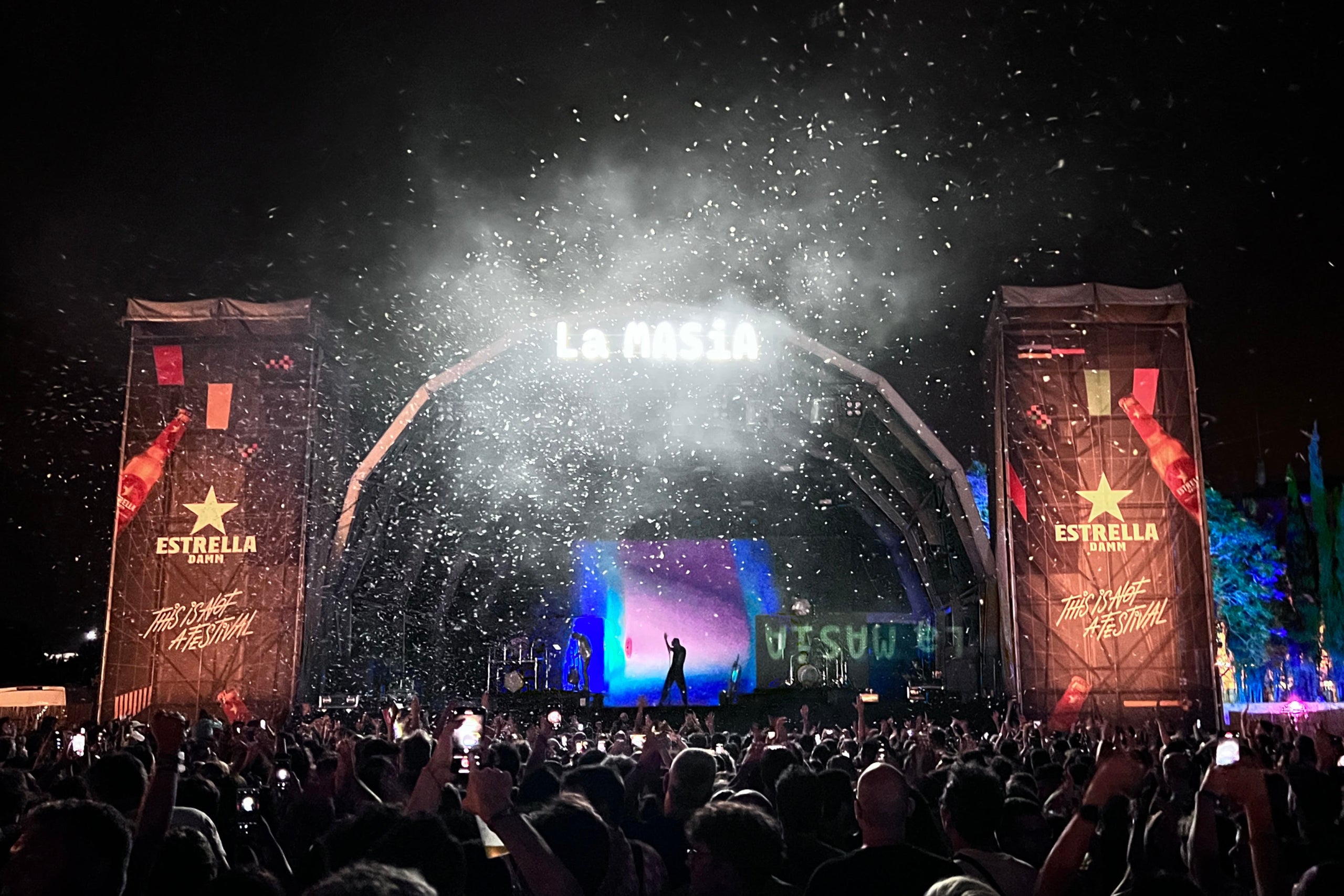 Explosió de confeti al concert de La Casa Azul al festival Vida aquest cap de setmana passat / ACN