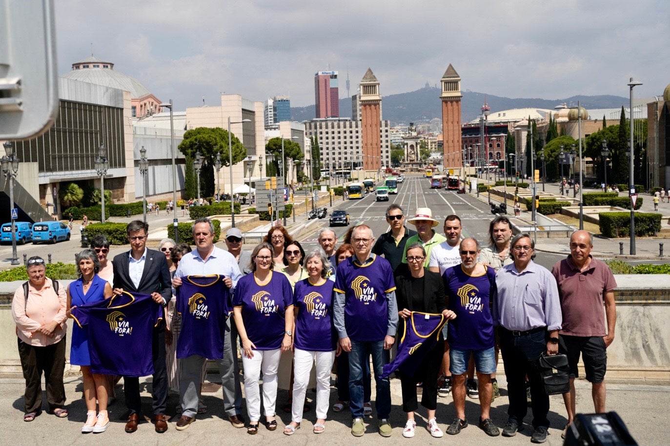 Foto de família de la presentació de la manifestació de la Diada del 2023, amb la samarreta del blau de la UE i amb el lema 'Via fora!' / Mireia Comas