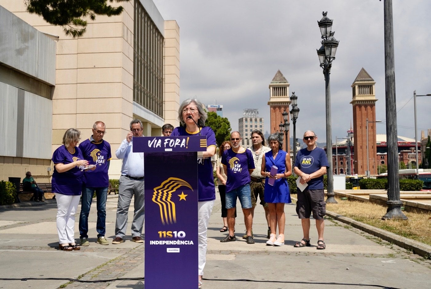 La presidenta de l'ANC, Dolors Feliu, en la presentació de la manifestació de la Diada del 2023, amb la samarreta del blau de la UE i amb el lema 'Via fora!' / Mireia Comas