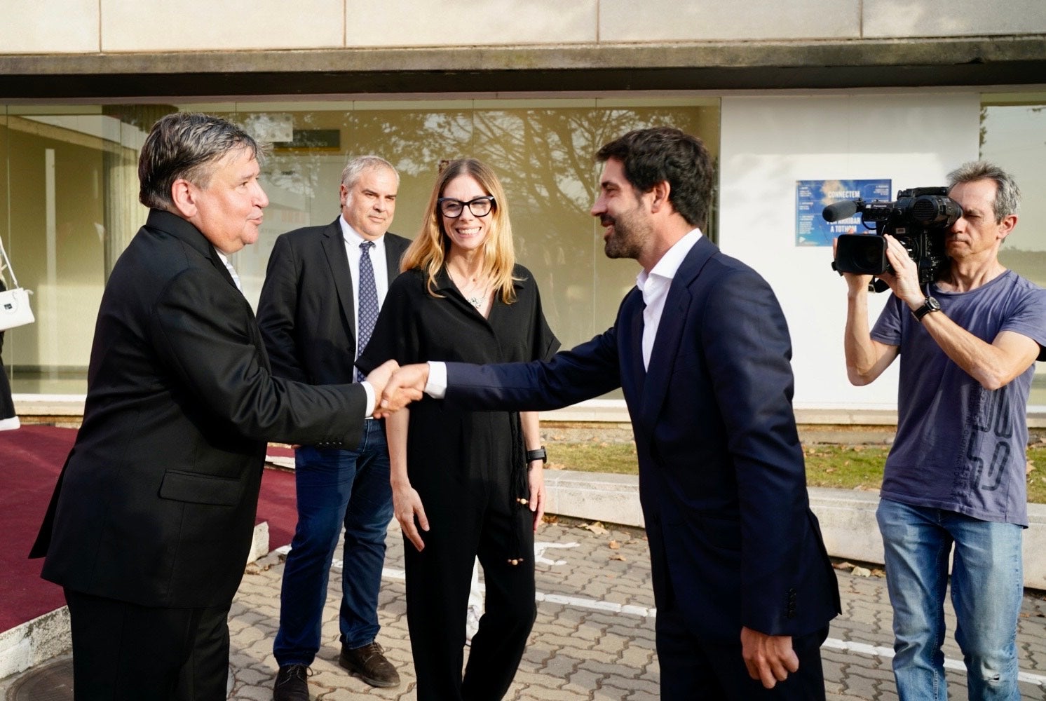 Sigfrid Grass saluda al candidat Roger Muntañola/Mireia Comas