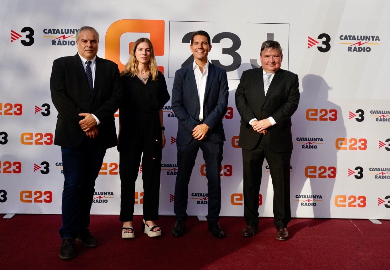 Rosa Gomà, Jordi Borda i Sigfrid Grass amb Nacho Martín Blanco al photocall dels estudis de Tv3/Mireia Comas