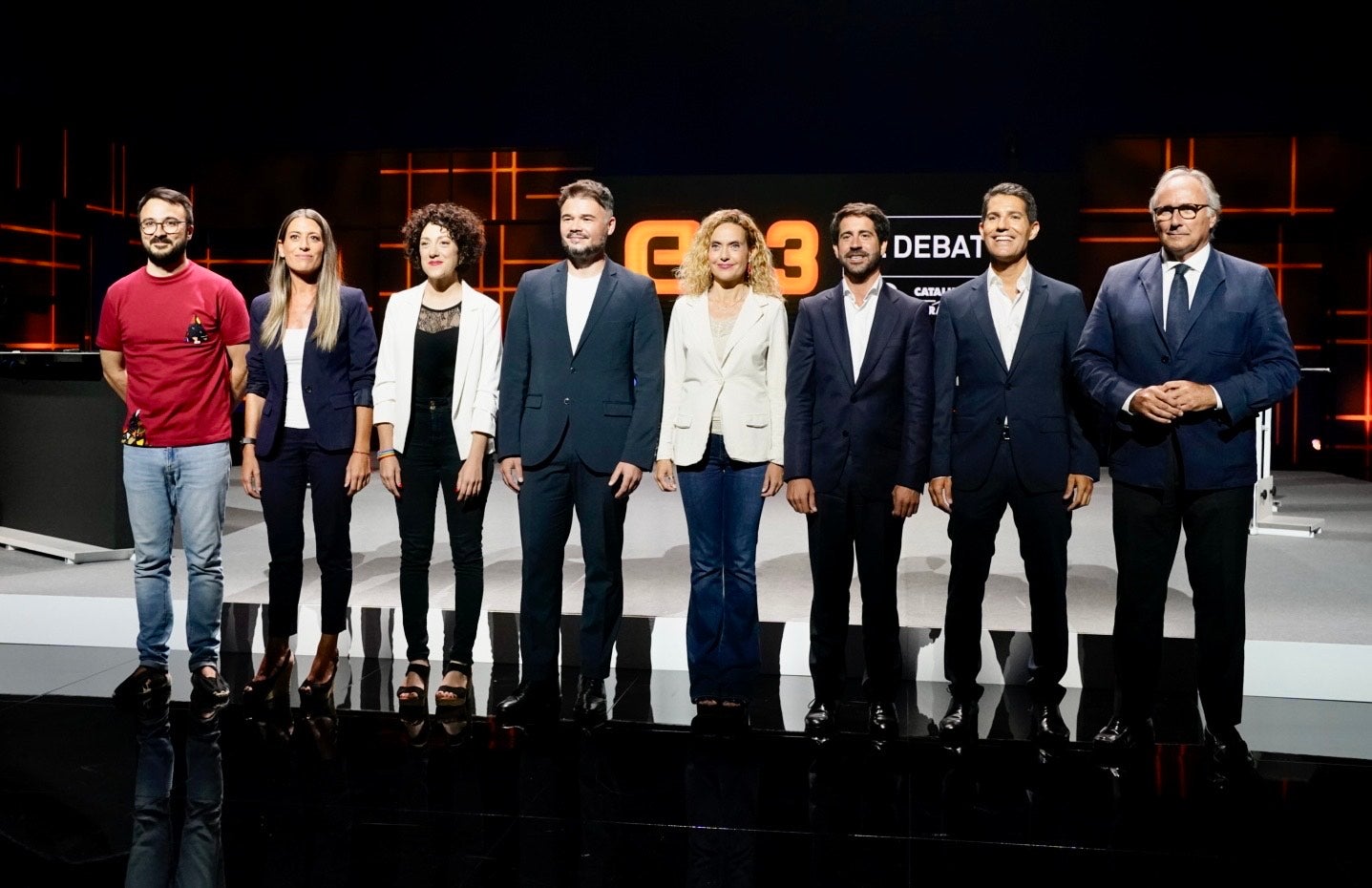 Els vuit candidats en la foto de família abans de començar el debat de Tv3 i Catalunya Ràdio/Mireia Comas