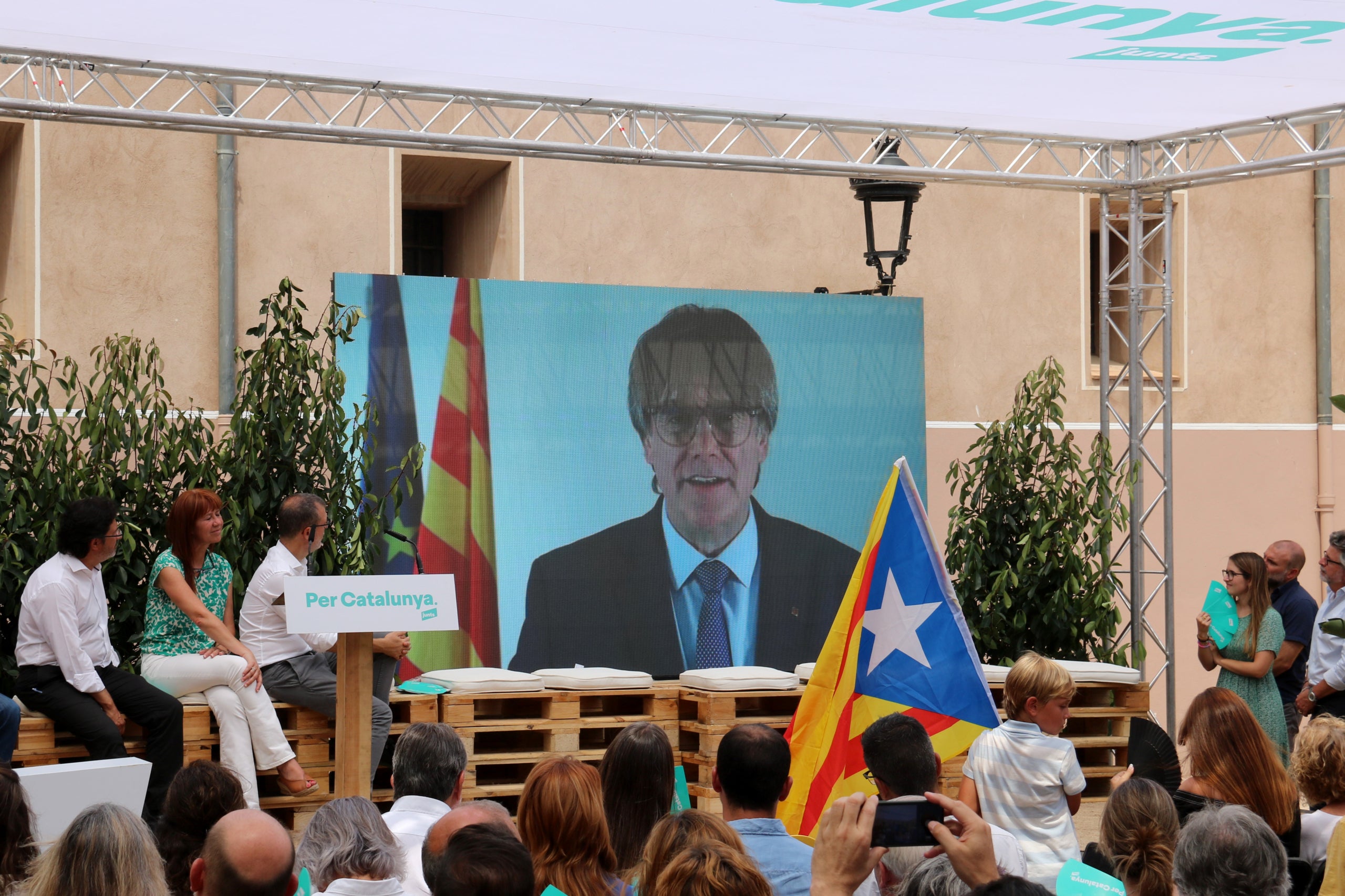 El president Carles Puigdemont intervé telemàticament en un acte de campanya de Junts a Amer / ACN