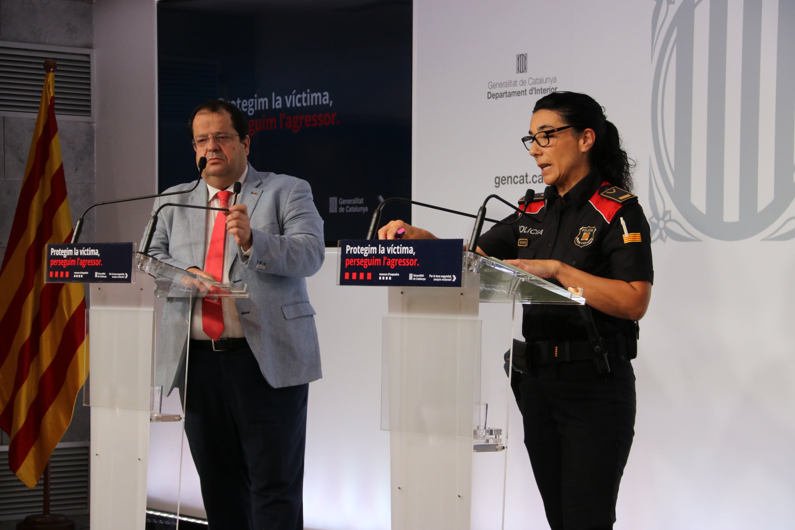 El conseller d’Interior, Joan Ignasi Elena, i la portaveu de Mossos, Montserrat Escudé, durant la roda de premsa / ACN