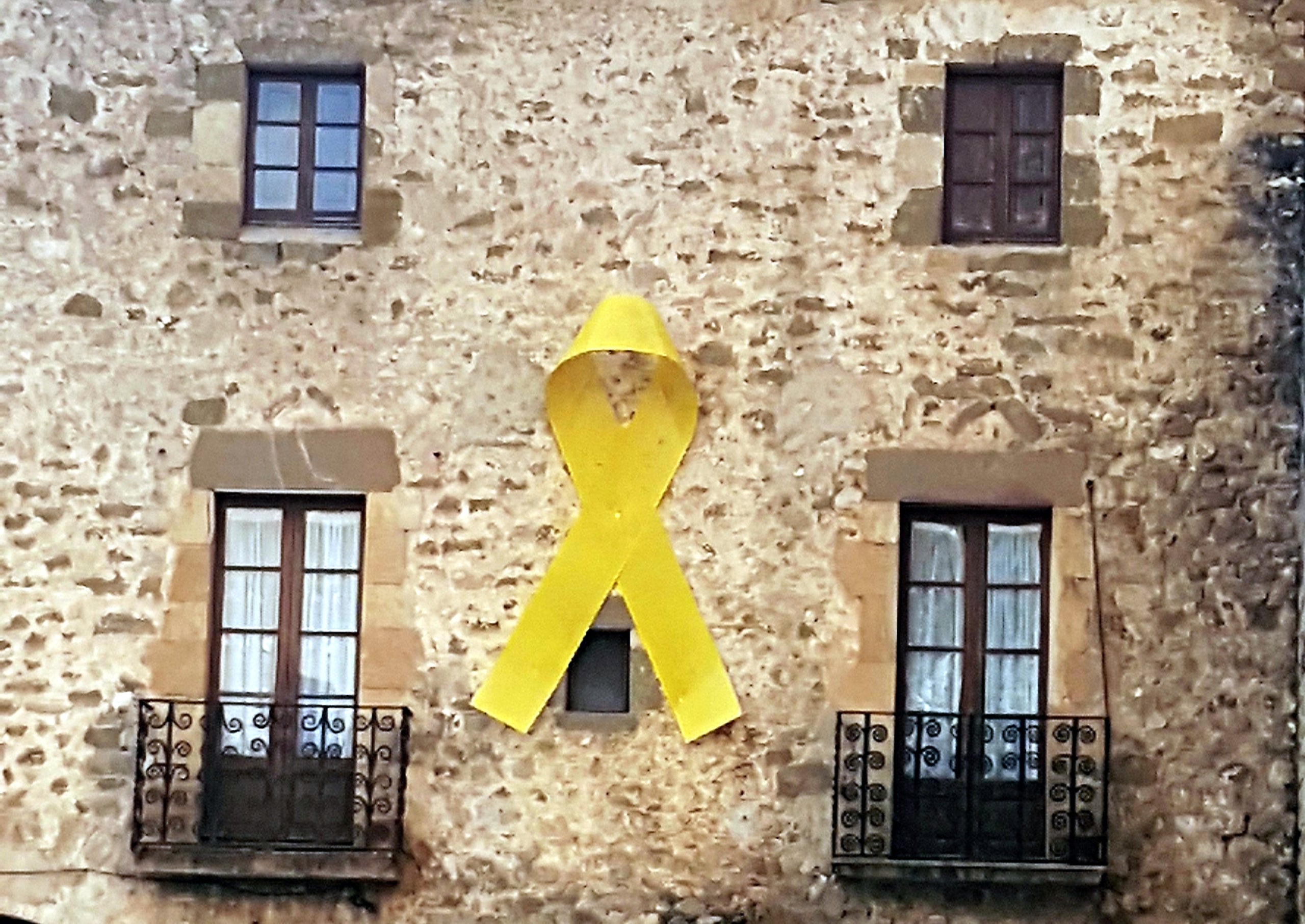 Un llaç groc a la plaça Major de Lladó (Alt Empordà) / ACN