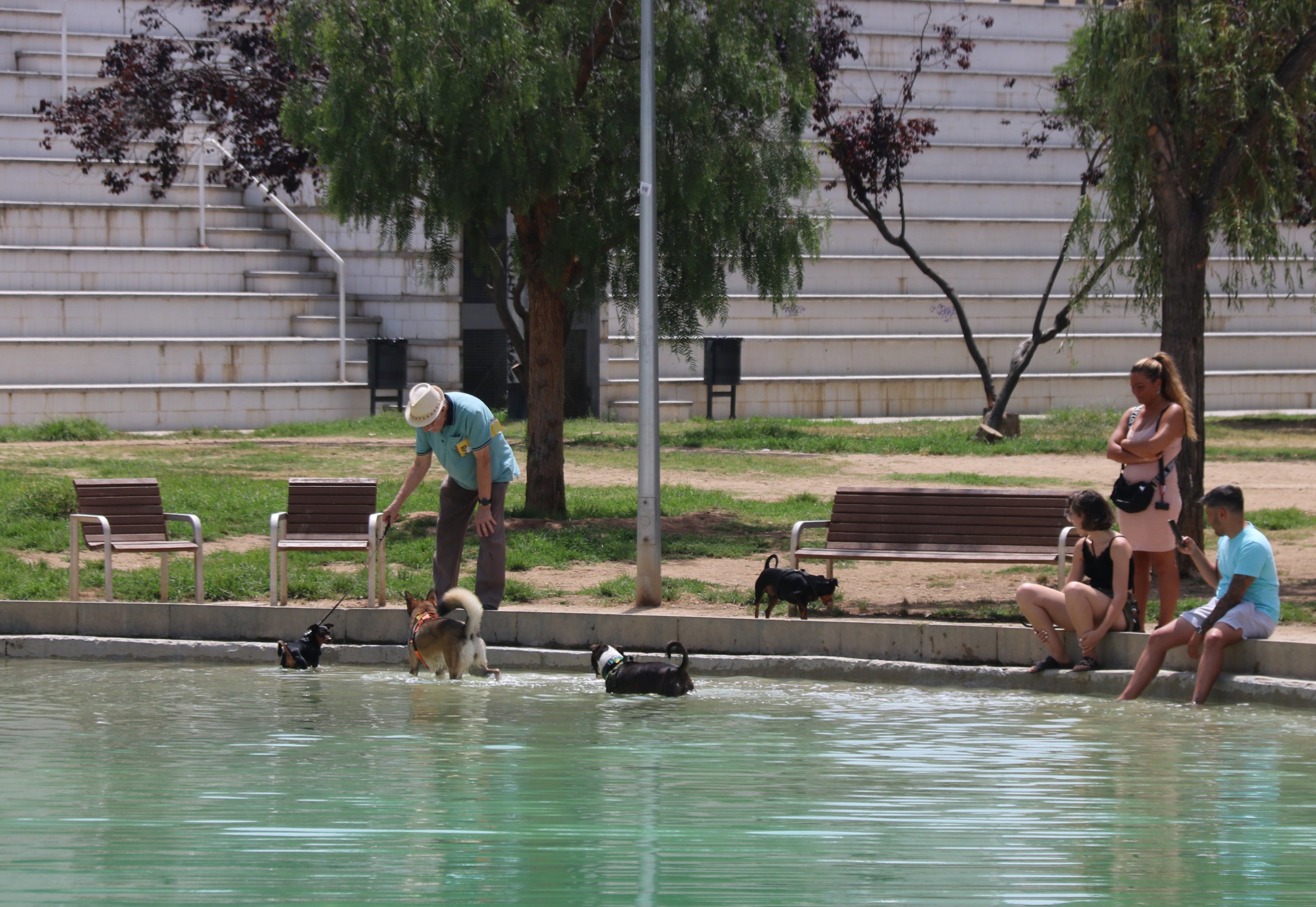 Diverses persones es remullen al parc de l'Espanya Industrial / ACN