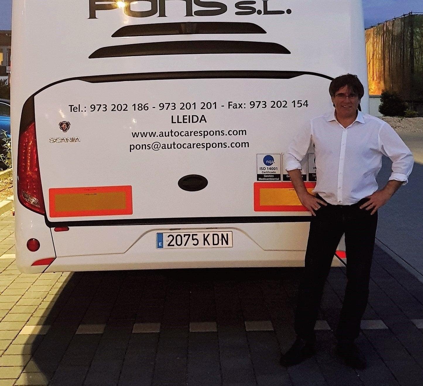 Puigdemont, con uno de los autocares que llevaron independentistas en Estrasburgo el 2 de julio de 2019/ Carles Puigdemont