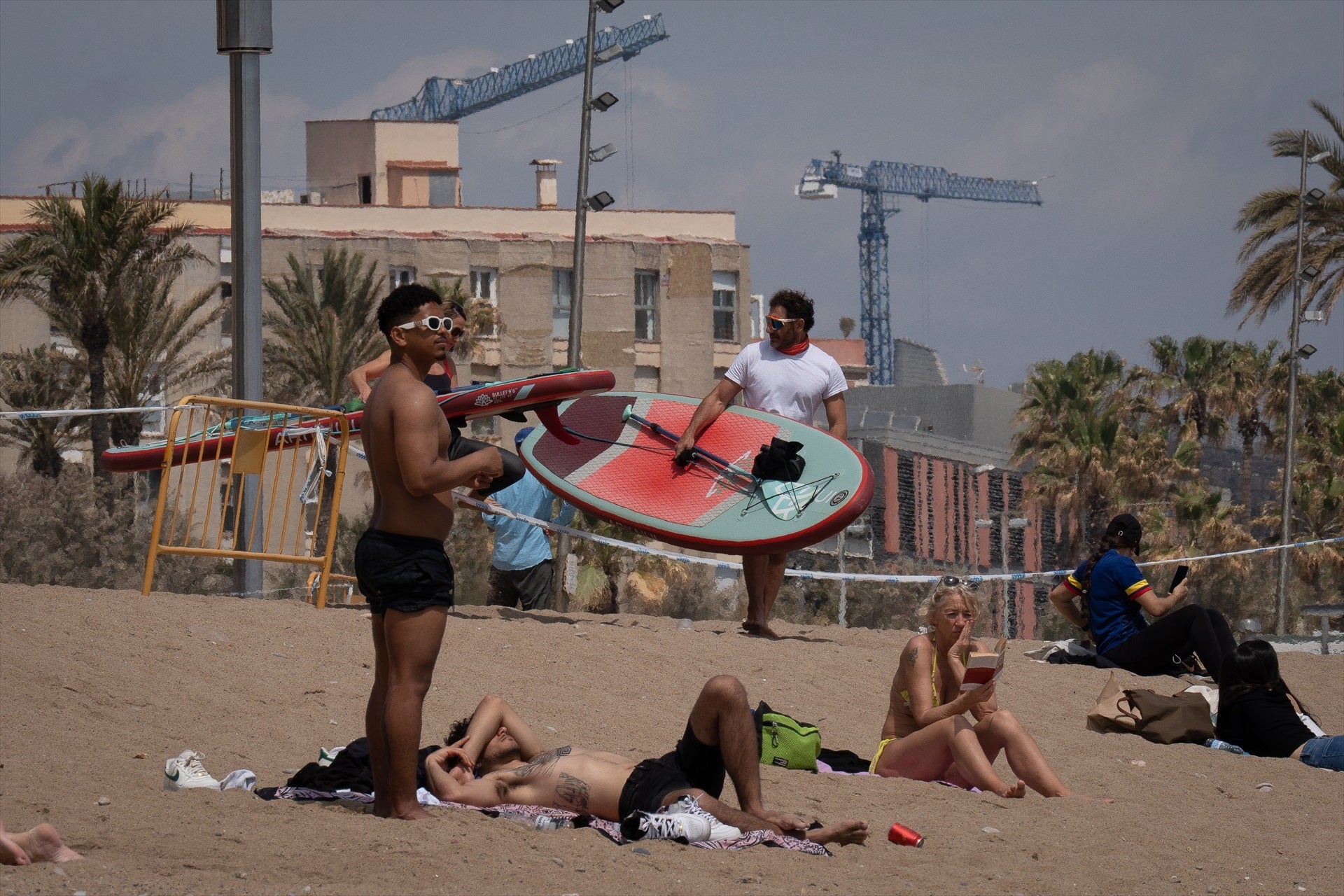 Diverses persones prenen el sol a la platja en ple pic de calor / Europa Press