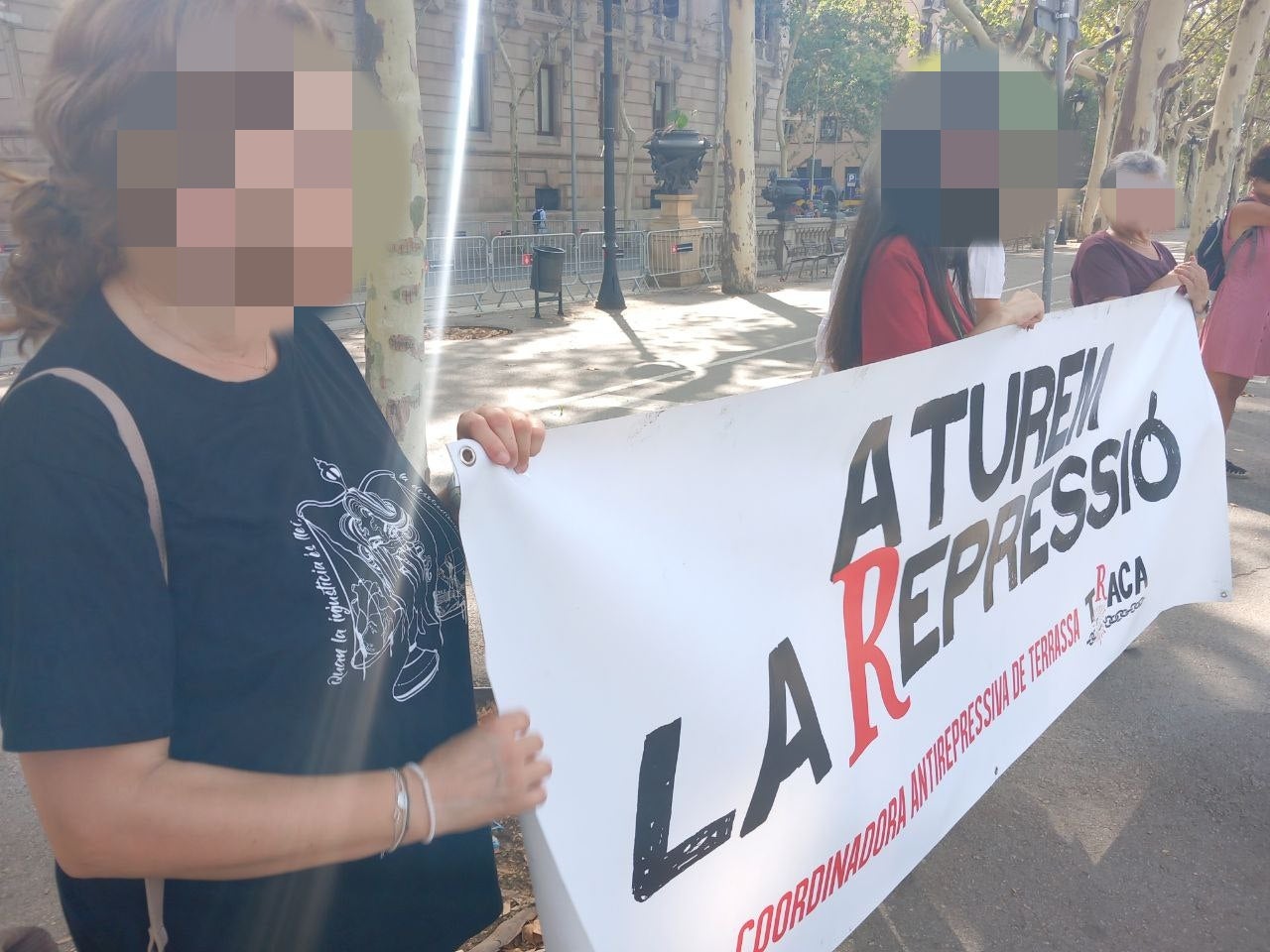 Una protesta organizada por la Plataforma antirrepresiva de Barcelona en un juicio a un activista de Terrassa/PAB