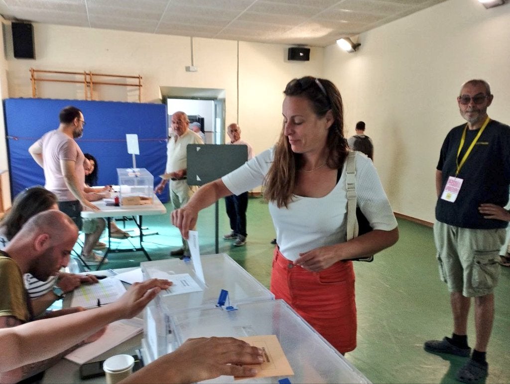Mireia Vehí introdueix la papereta a l'urna del Congrés / CUP