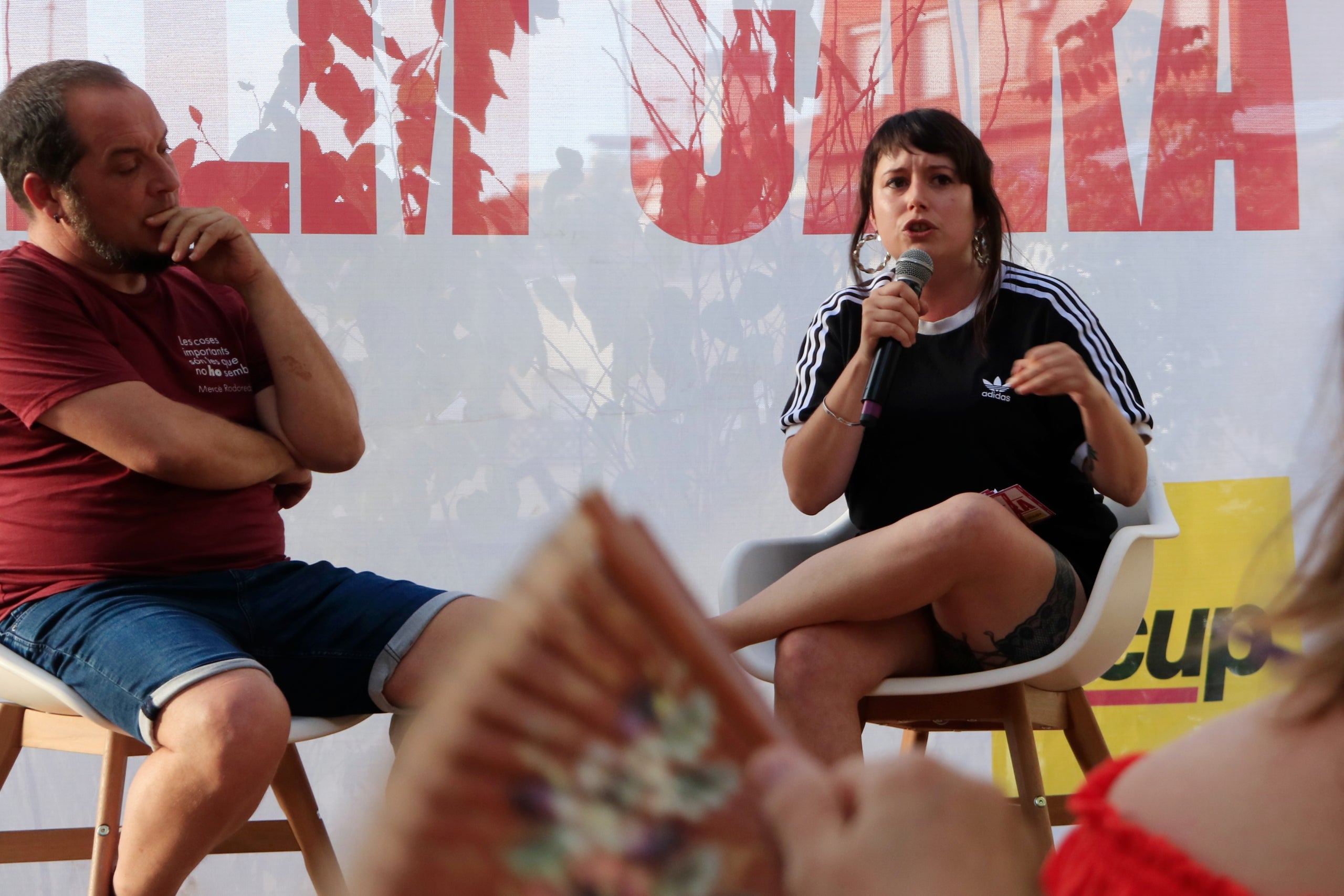 La número 2 de la CUP per Barcelona el 23-J, Laure Vega, en un acte de la campanya electoral amb l'exdiputat dels anticapitalistes al Parlament David Fernàndez, al centre Can Castells de Sant Boi de Llobregat / ACN
