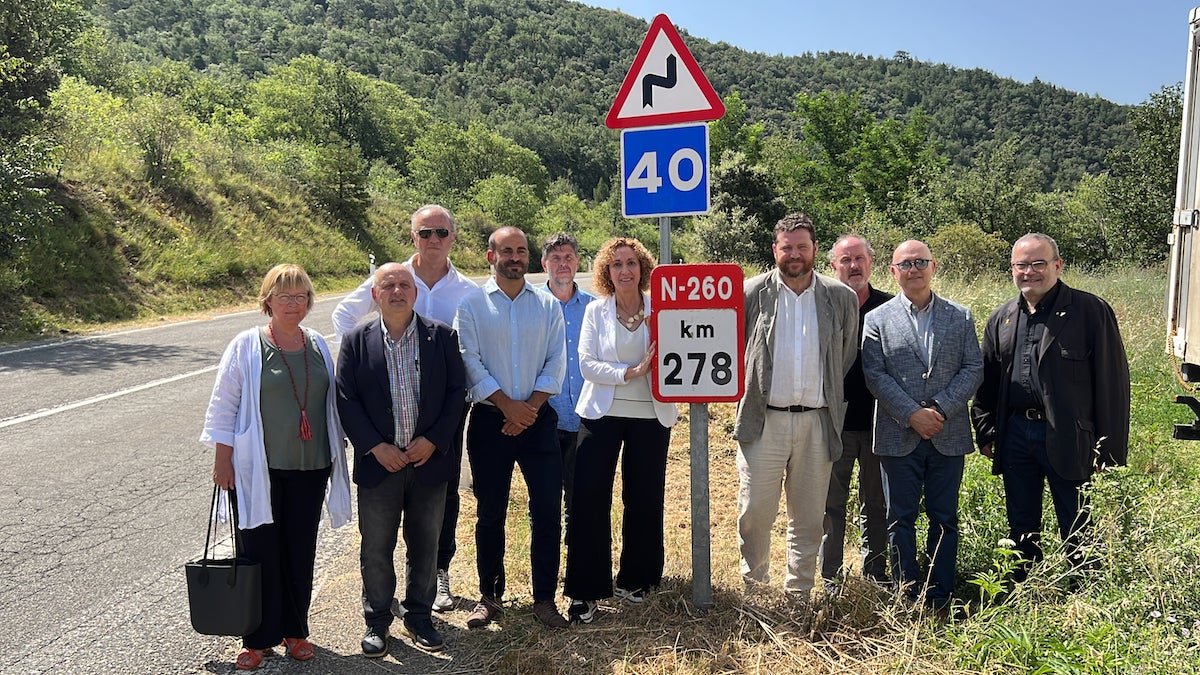 La consellera de Territori, Ester Capella, amb diverses autoritats al costat del punt quilomètric 278 de la carretera N-260 / ACN