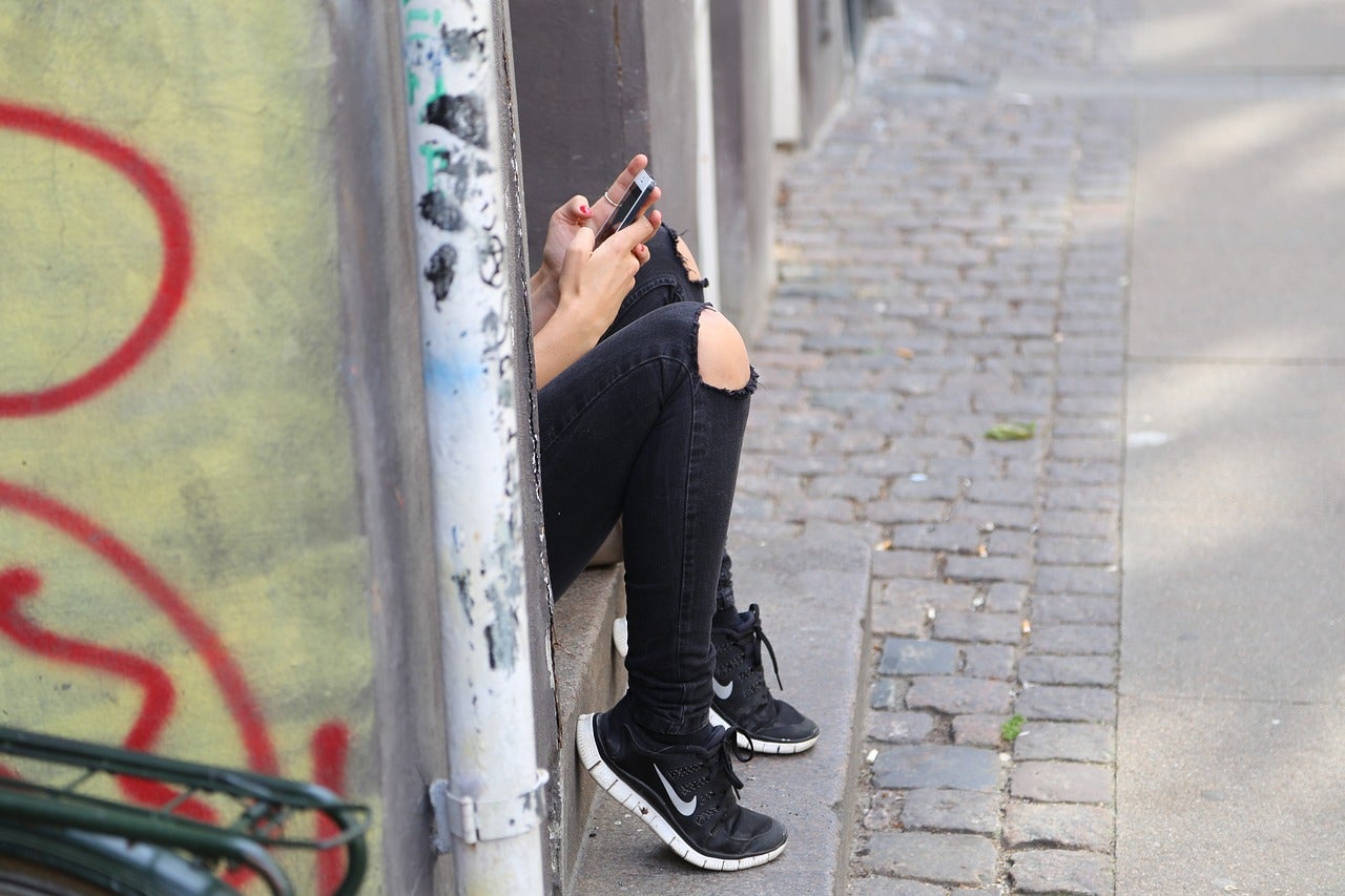 Una noia amb el mòbil / Pixabay