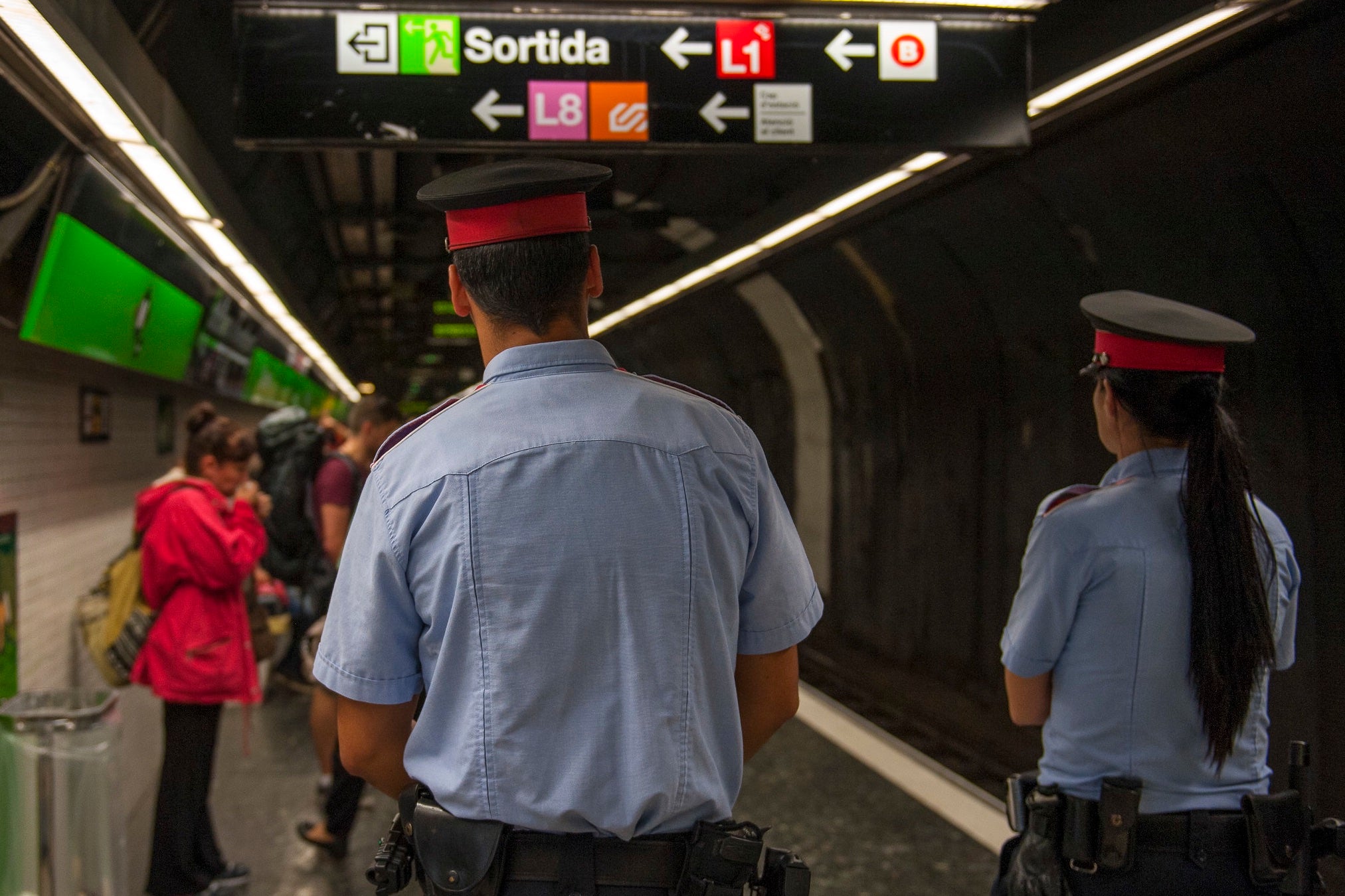 Dos Mossos d'Esquadra uniformados patrullan en una estación de metro de Barcelona/Mossos