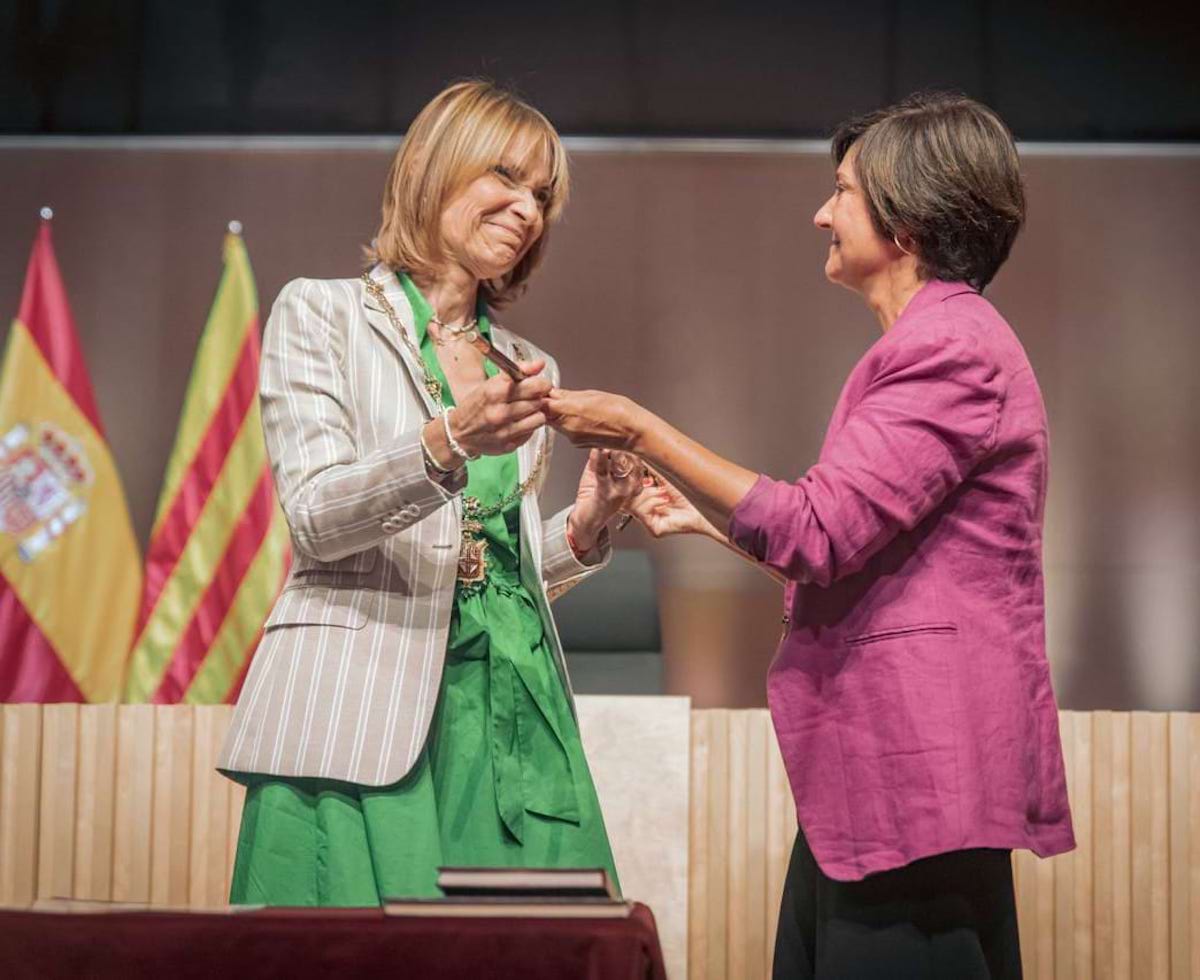 La alcaldesa de Santo Boi, Lluïsa Moret, recibe la vara de la presidencia de la Diputación de Barcelona/Diputación de Barcelona