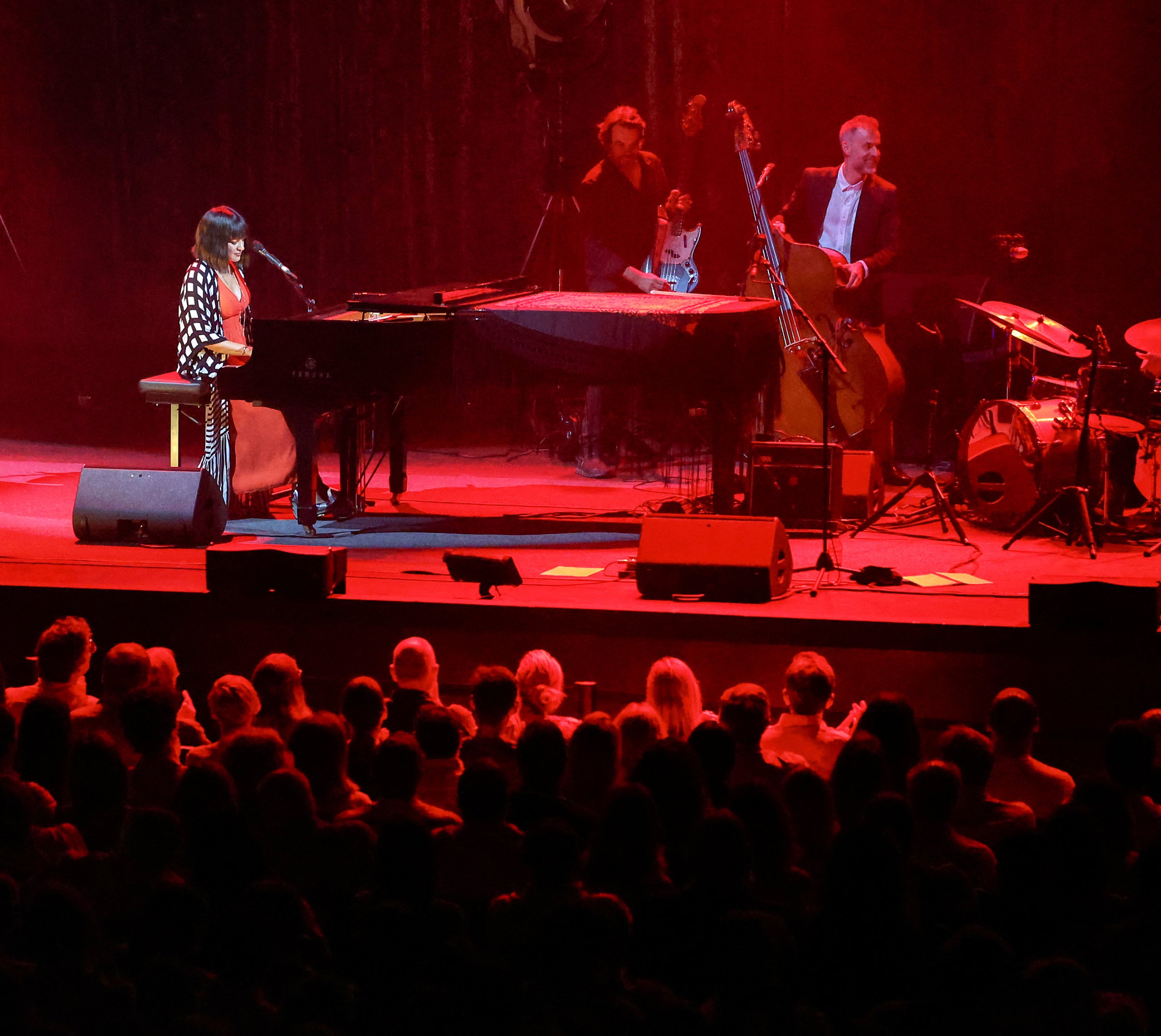 Norah Jones durant la seva actuació al festival de Cap Roig, on ha celebrat els 20 anys de 'Come away with me' / José Irún / Cap Roig