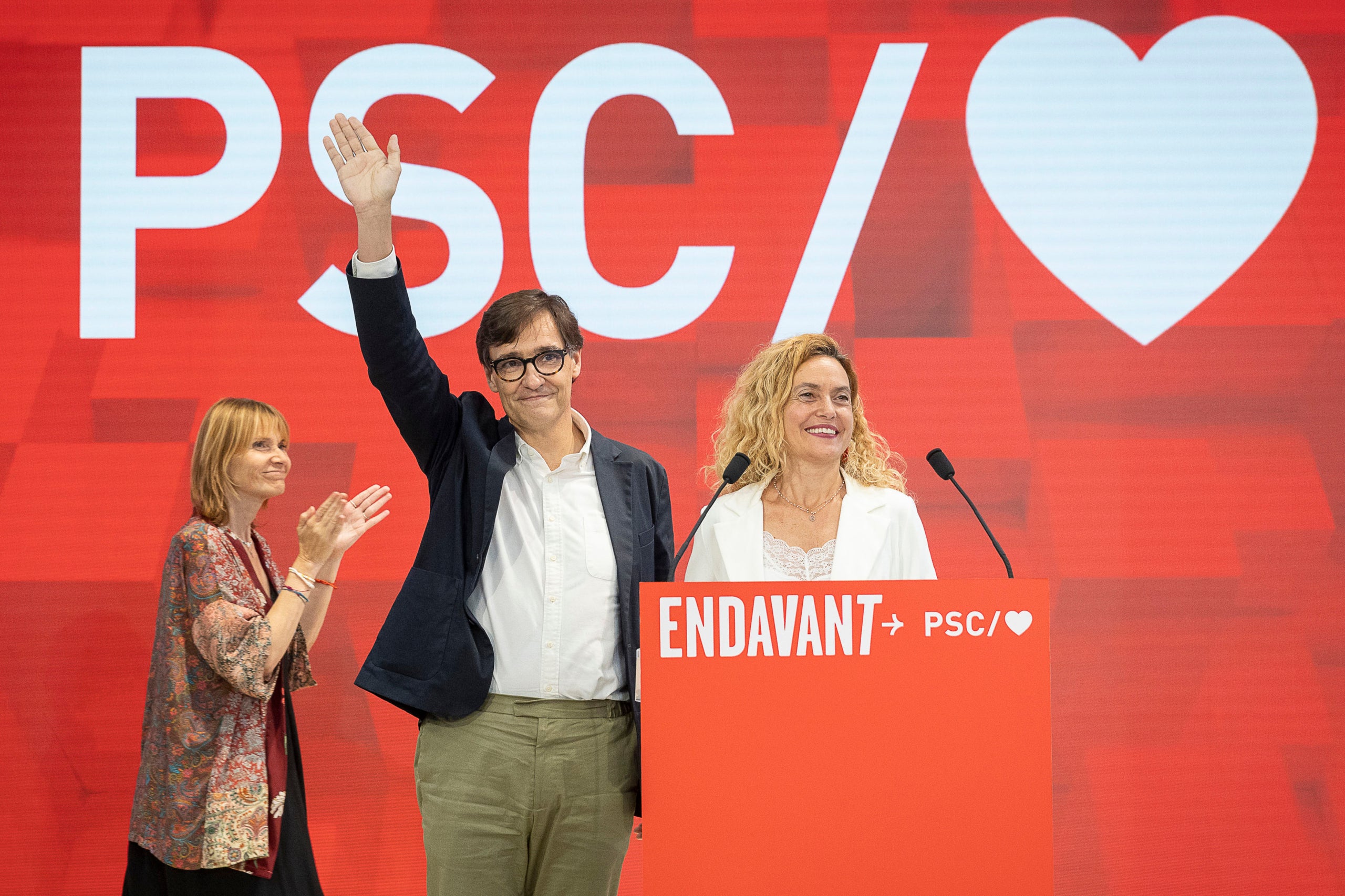 El primer secretari del PSC, Salvador Illa, i la cap de llista del PSC al 23-J, Meritxell Batet, la nit electoral / Jordi Play