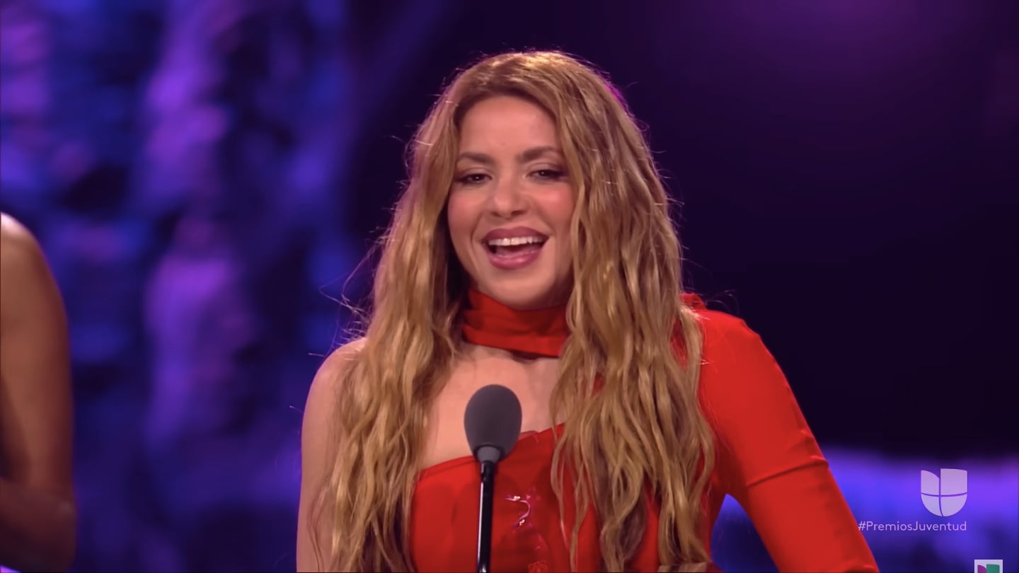 Shakira, muy emocionada al recibir los premios - YouTube