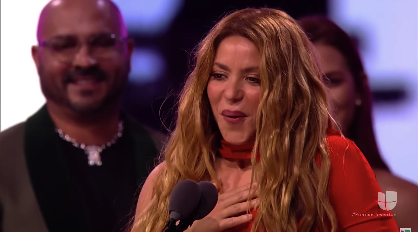 Shakira recibe un premio acompañada de sus hijos - Univisión