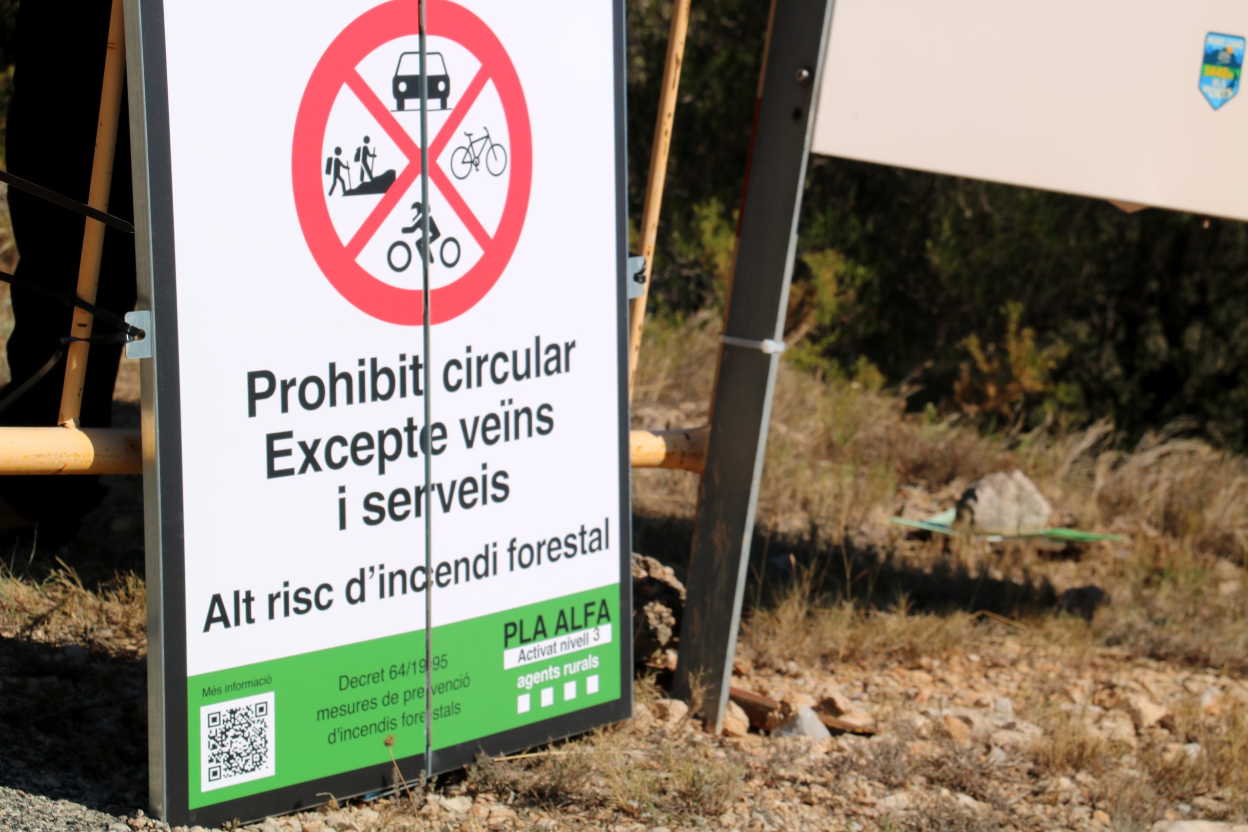 Cartell de restricció de pas a la pujada a Mont Caro, al Port de Tortosa i Roquetes, per l'activació de nivell 3 del Pla Alfa / ACN