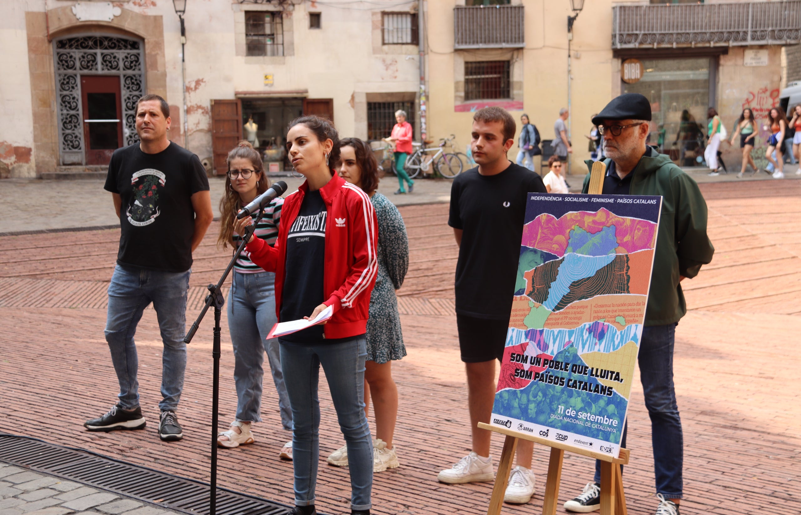 La portaveu d’Arran, Marina Gispert, el diputat de la CUP, Carles Riera, amb altres membres de l’Esquerra Independentista d’Alerta Solidària, COS, el SEPC i Endavant, en una atenció als mitjans al Fossar de les Moreres / ACN