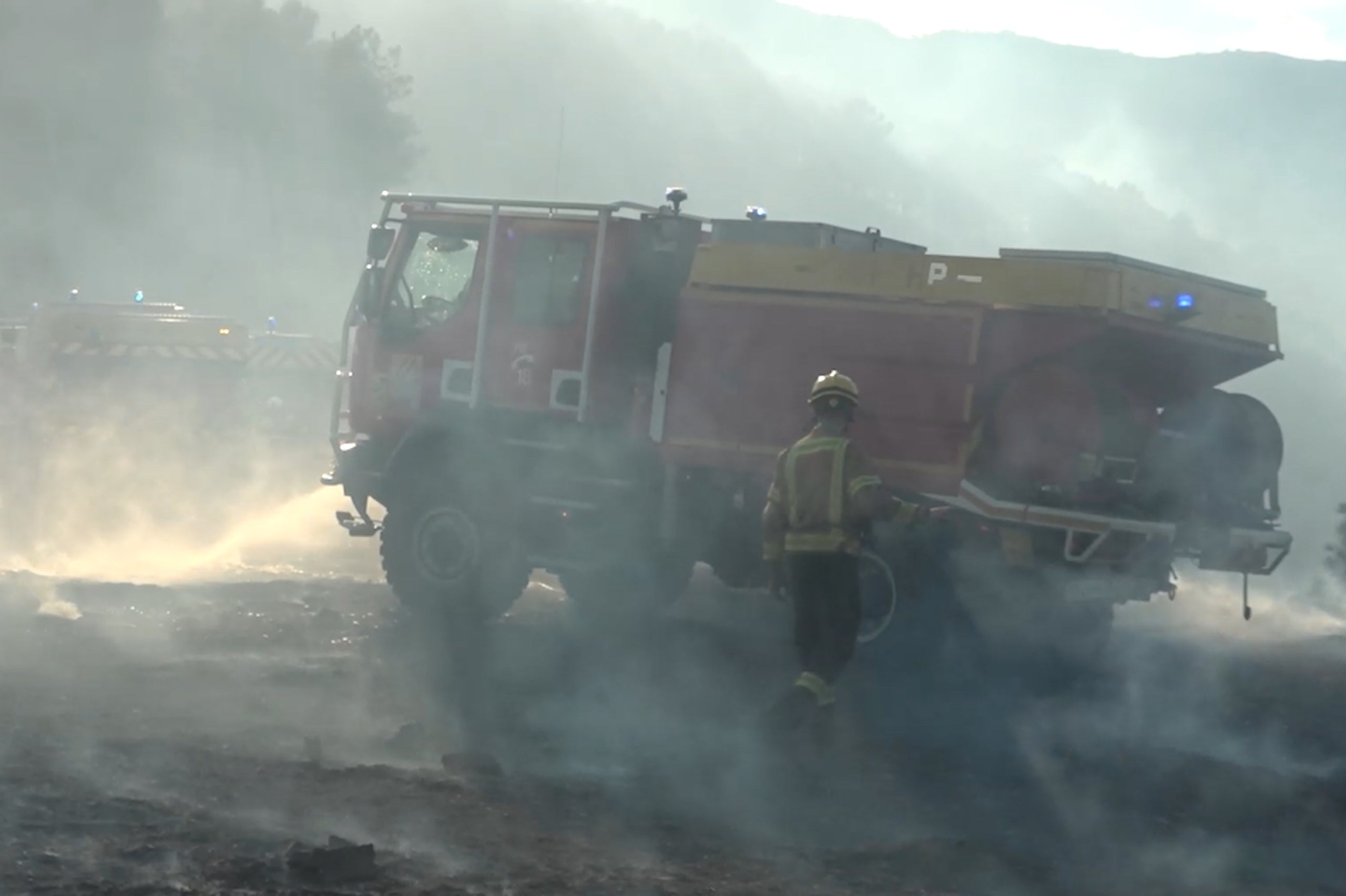 Els Bombers que treballen en l'incendi de Portbou / ACN