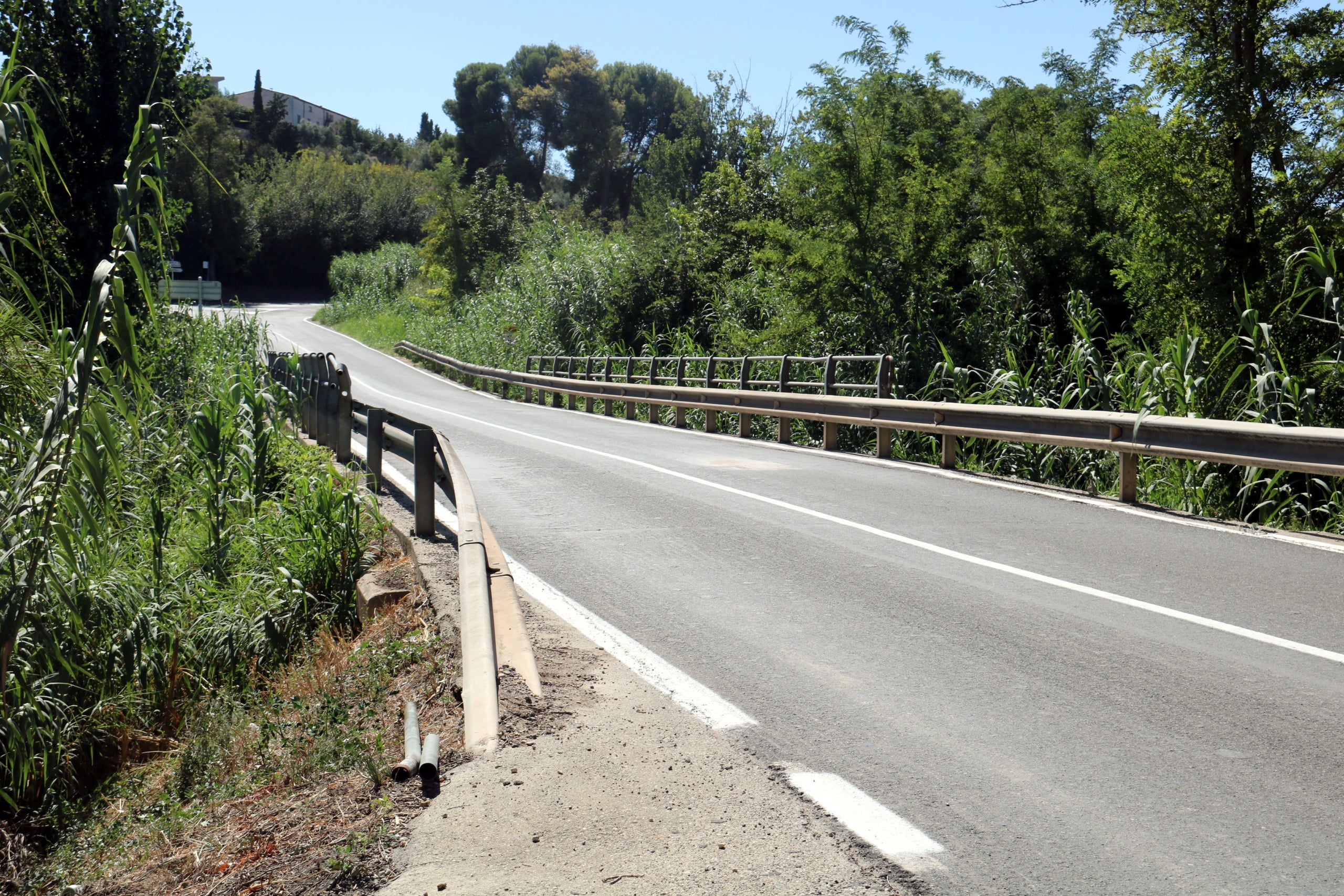 Punt de la carretera C-230a a Sudanell (Segrià) on un ciclista ha perdut la vida després de xocar amb un ferro que sobresortia d'una barana d'un pont / ACN