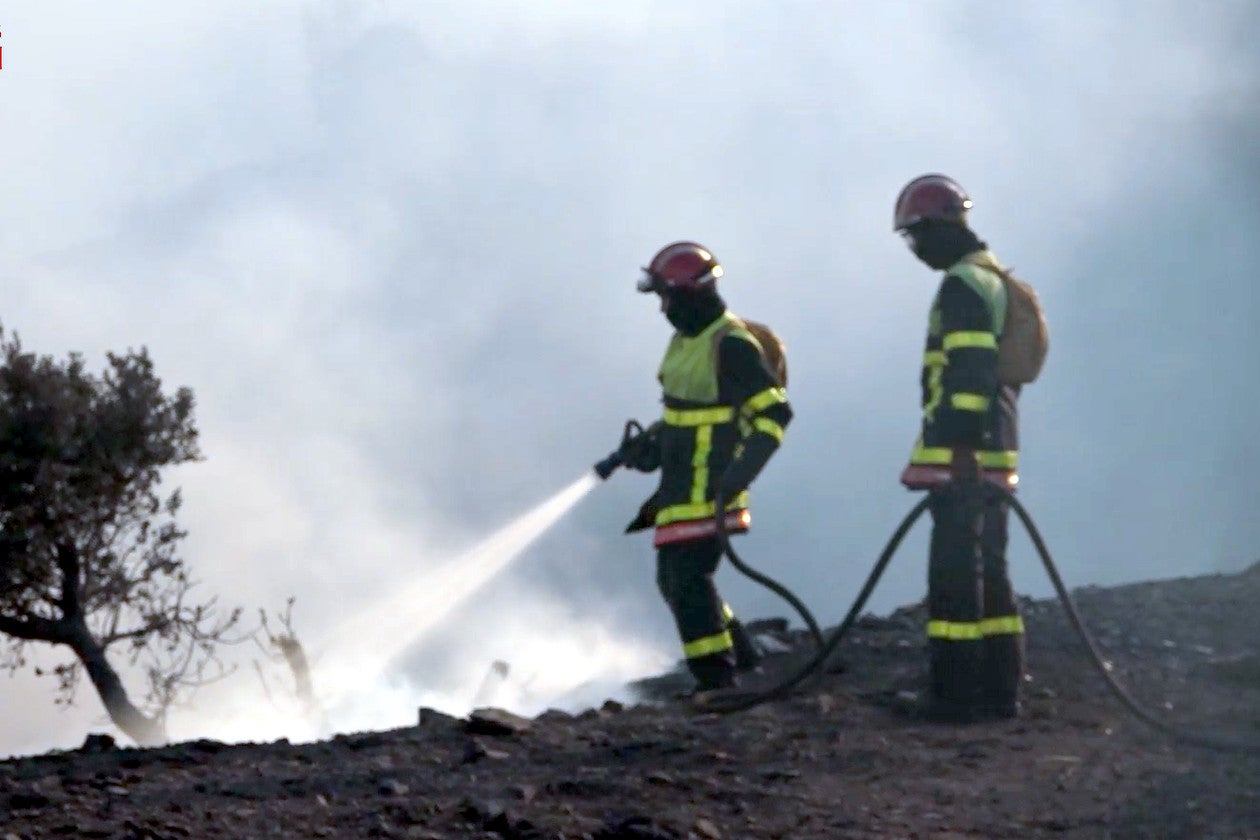 Dos efectius dels Bombers treballant en l'incendi de Portbou / Cedida a l'ACN