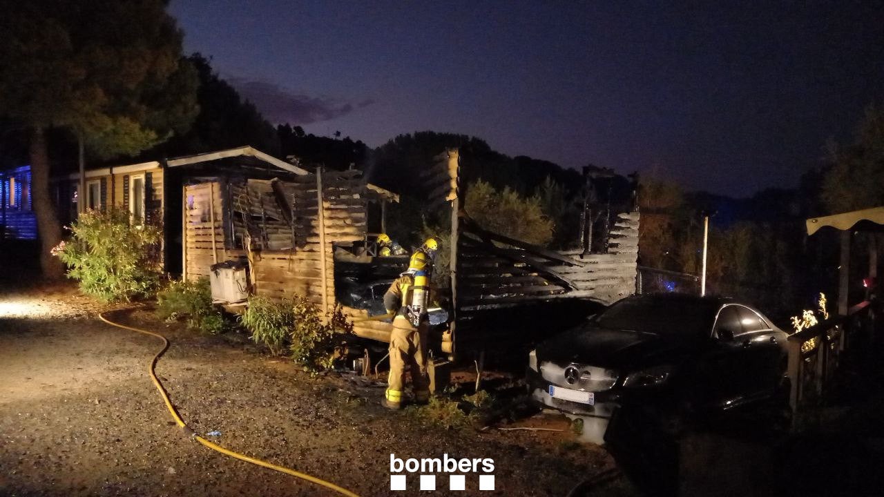 El bungalou del càmping calcinat / Bombers