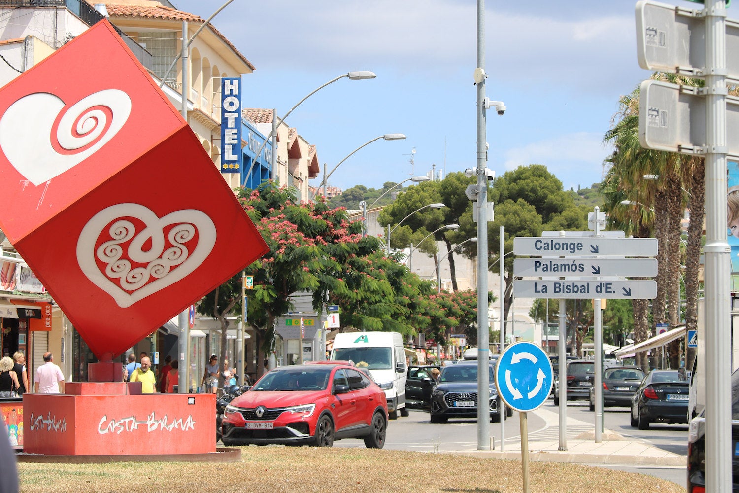 La rotonda de davant de l'Ajuntament de Platja d'Aro és una de les que té càmeres / ACN