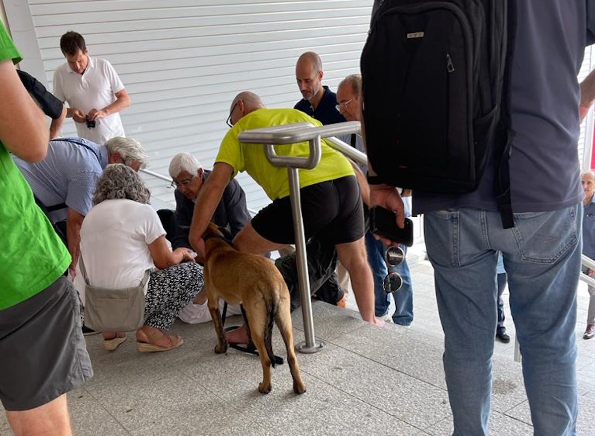 Balcells assisteix el ferit a la UCE que ha caigut a causa d'un mareig/Quico Sallés