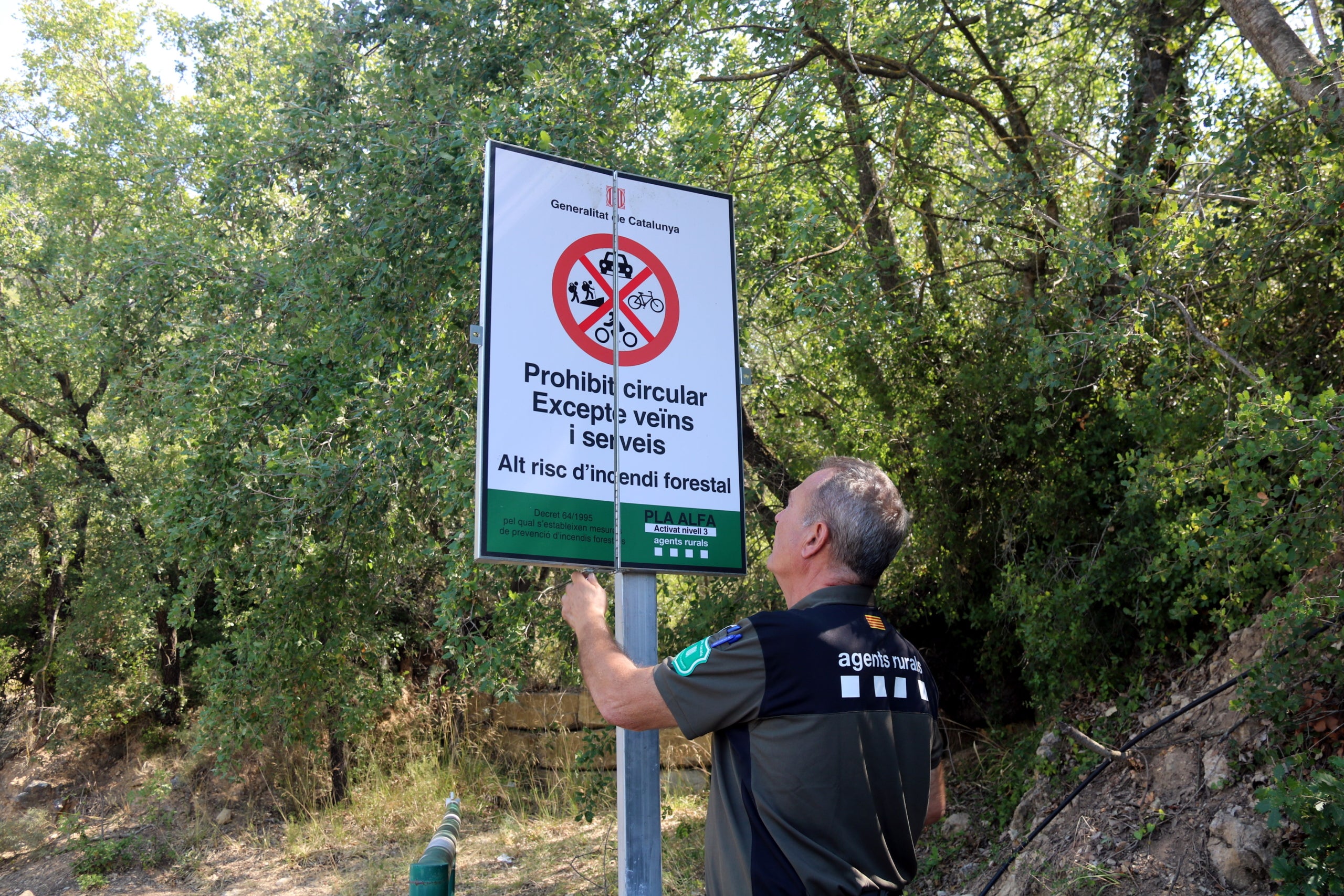 Un Agent Rural obre un cartell de prohibició del pas al Montsec a la zona de Corçà, a Àger, per l'activació del pla Alfa 3 / ACN