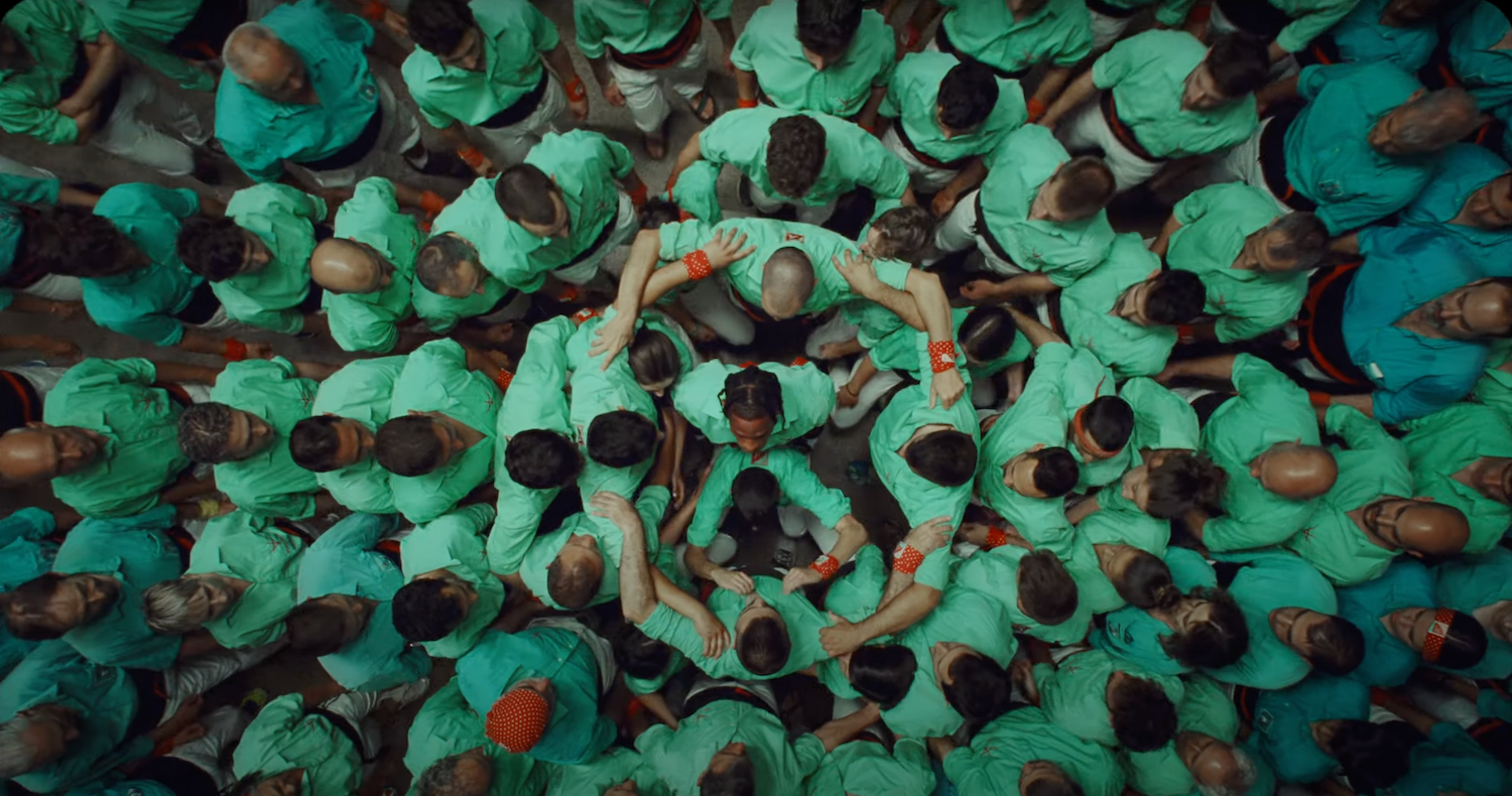 Imatge del videoclip de la nova cançó de Travis Scott enregistrada a Tarragona amb els Castellers de Vilafranca / YouTube - Travis Scott