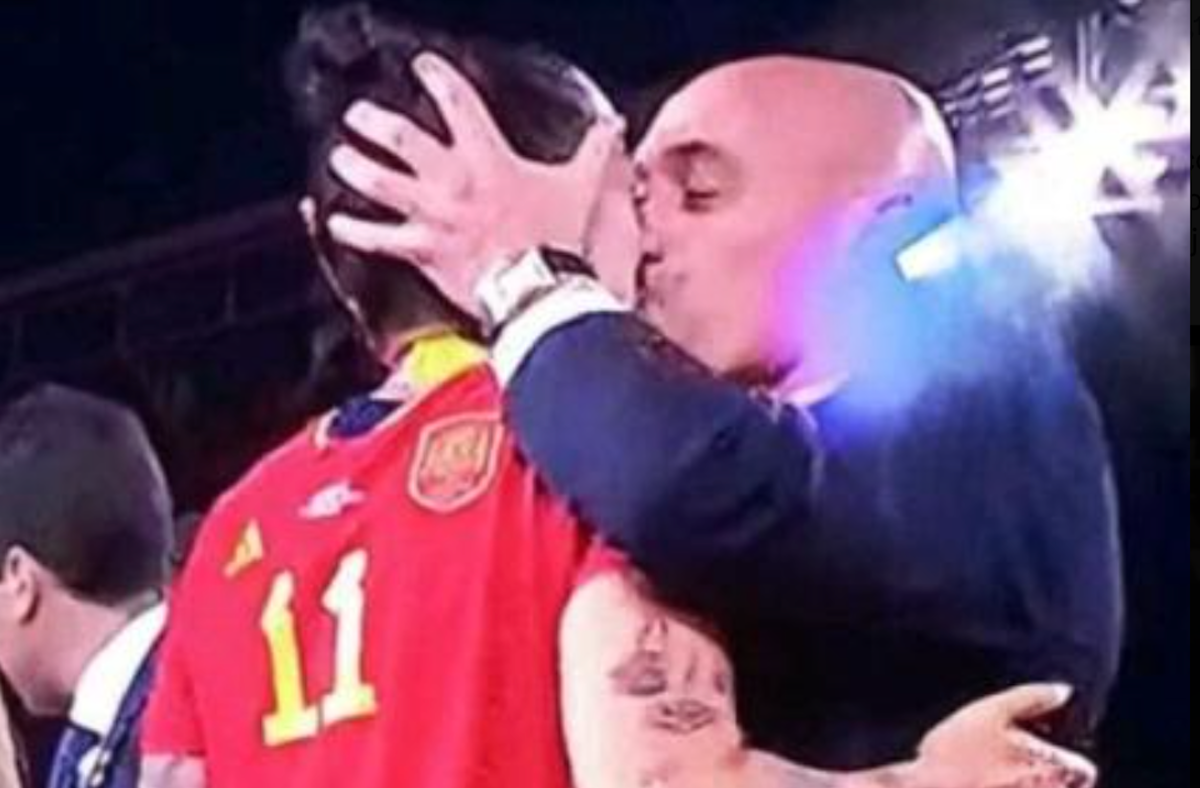 El petó forçat de Luis Rubiales a Jenni Hermoso / Twitter