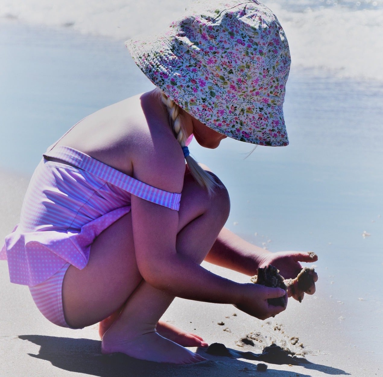 Una nena jugant a la platja / Pixabay