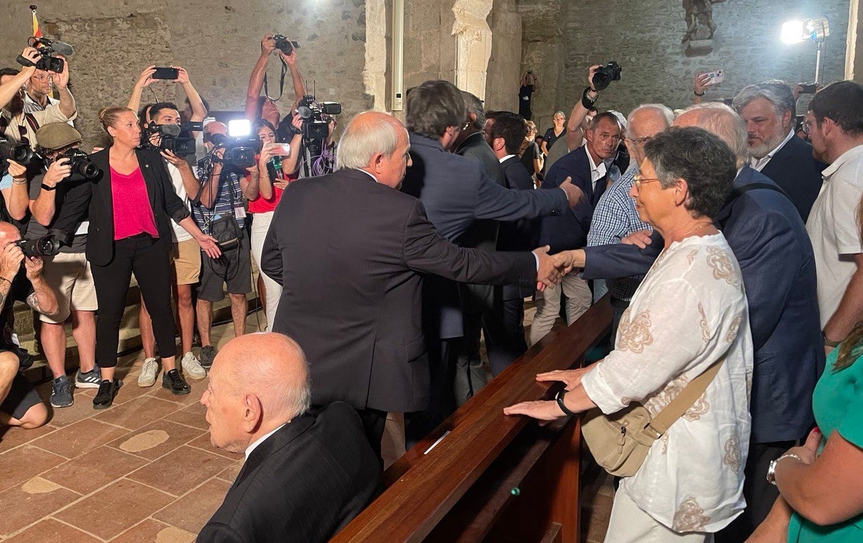 El president Pujol seu mentre els presidents Montilla, Puigdemont, Torra i Aragonès saluden els assistents a l'acte davant la premsa/Quico Sallés