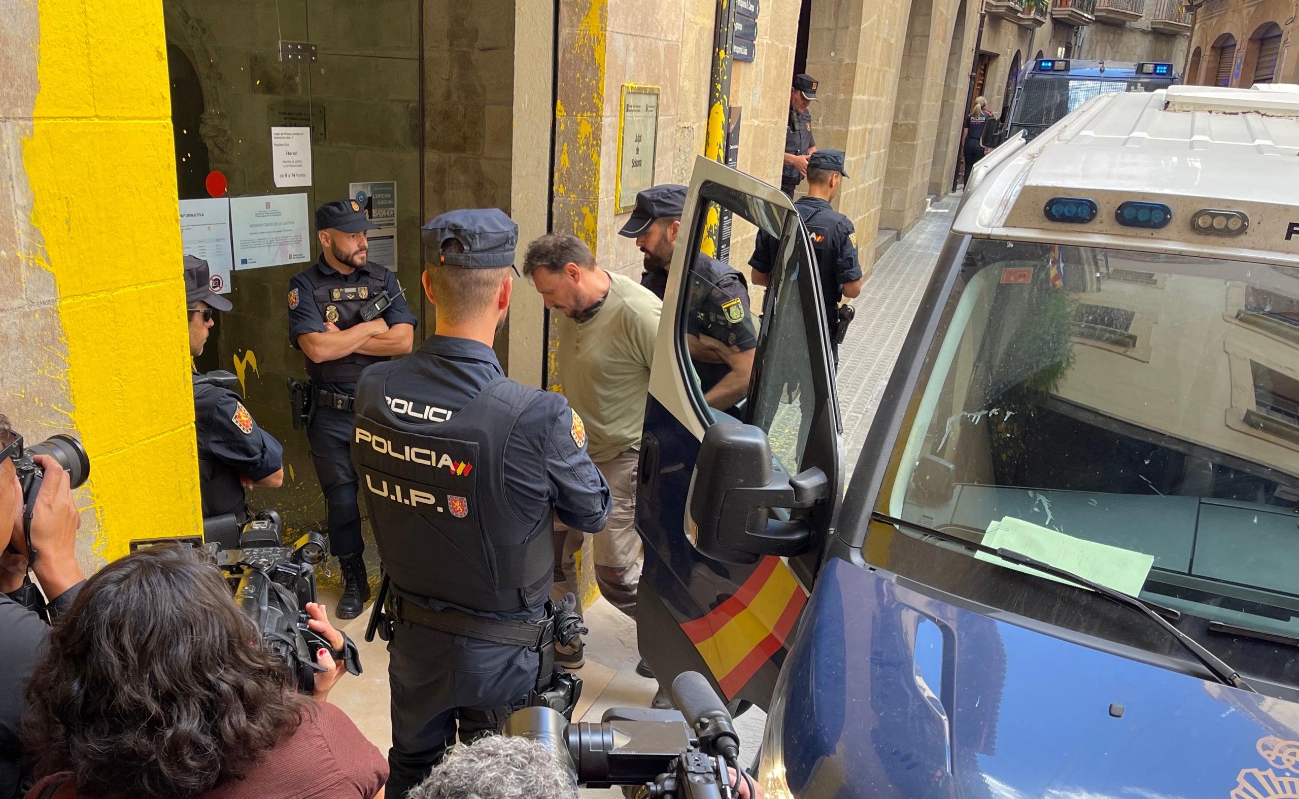 Un dels quatre detinguts de la Vuelta entra al Jutjat de Solsona custodiat per membres del CNP/Quico Sallés