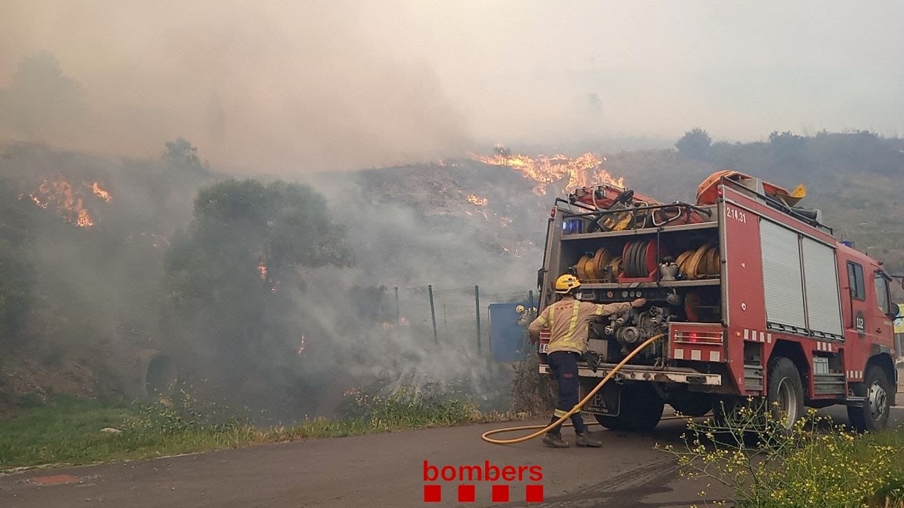 Els Bombers de la Generalitat treballant en un incendi / Bombers