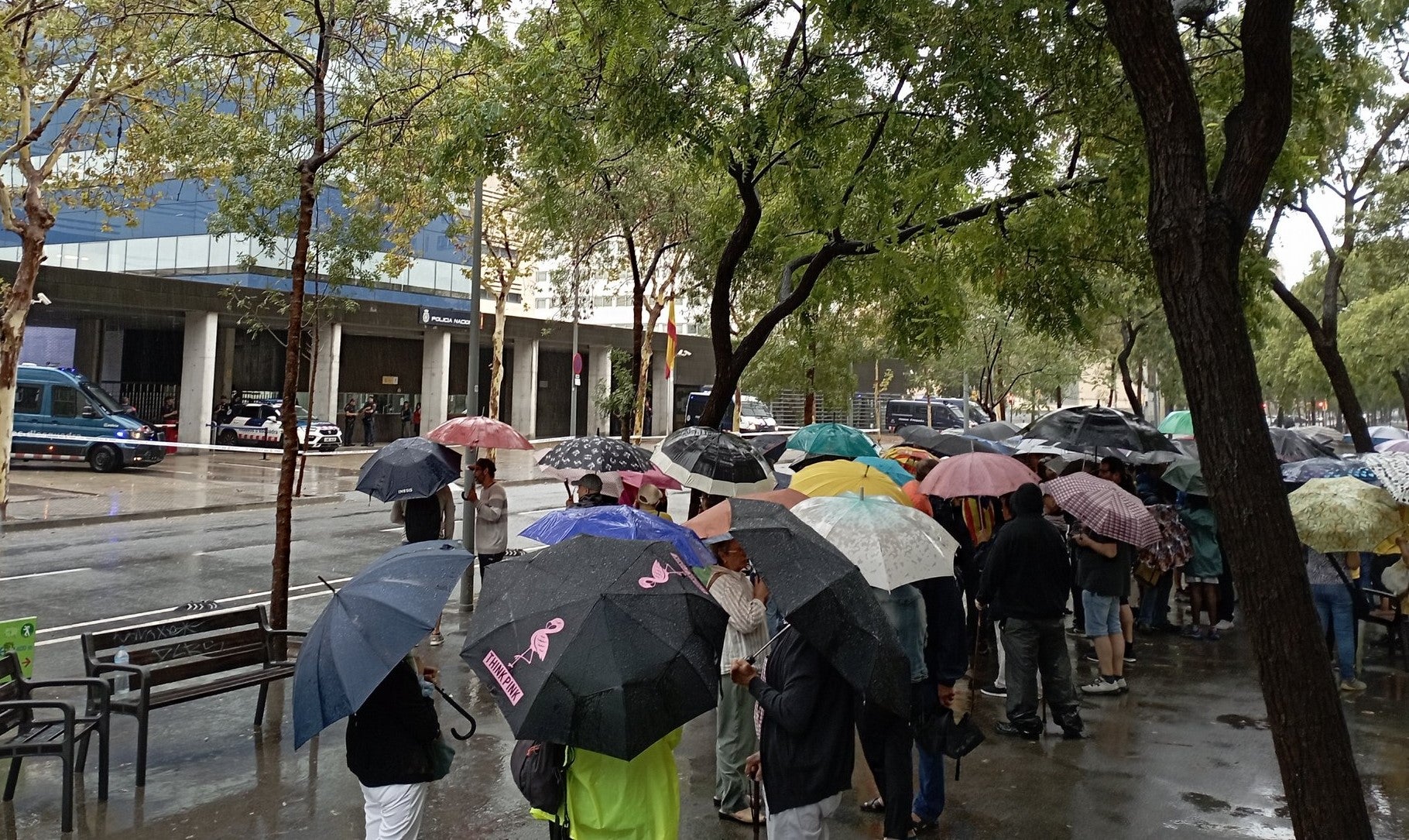 Una imatge davant la concentració a la comissaria del CNP de La Verneda on van ser traslladats els activistes detinguts per 