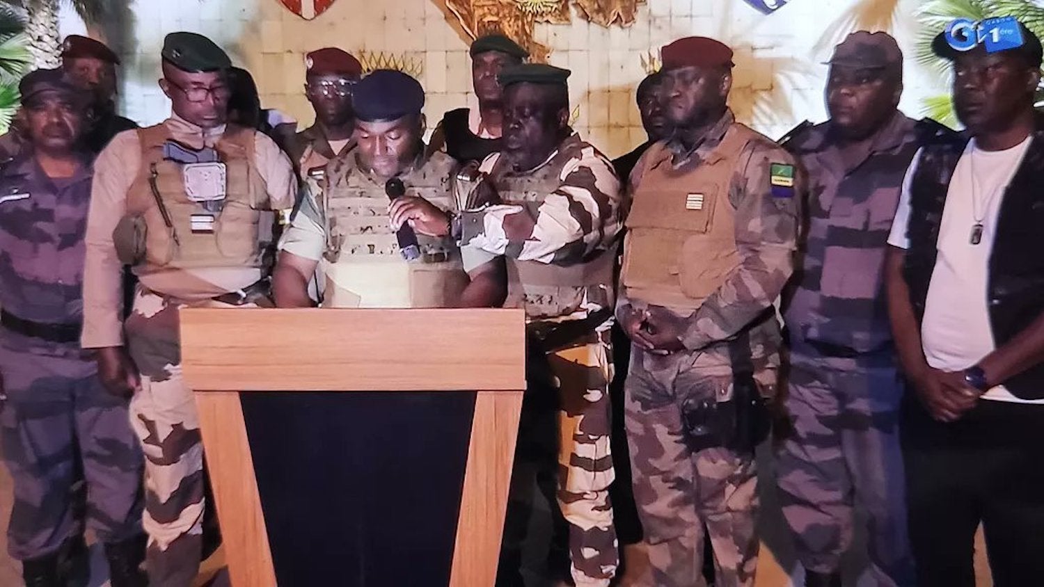 Un grup de membres de l'Exèrcit de Gabon anuncien lel cop d'estat / @REDLIONMEDIA2