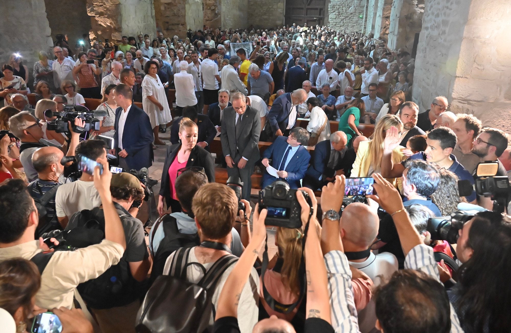 Los cinco presidentes de la Generalitat reunidos a San Miquel de Cuixà en el homenaje a Pau Casals en el marco de la 55.ª edición de la Universidad Catalana de Verano (UCE)/, rodeados del gentío que llenaba el templo Q.S.