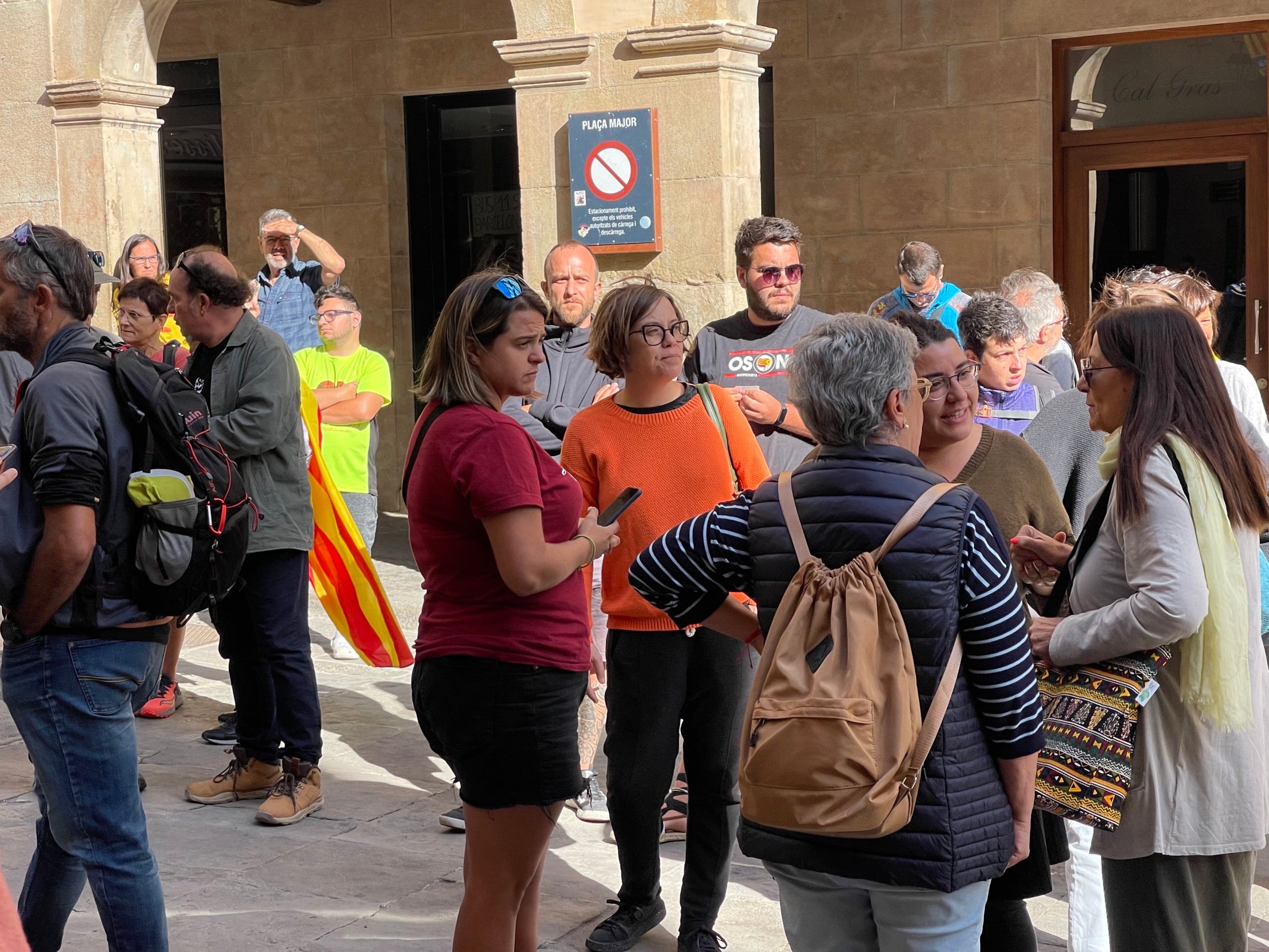 Eulàlia Reguant i Eva Pous, a la plaça de davat del Jutjat de Solsona a l'espera que arribin els quatre detinguts de la Vuelta/Quico Sallés