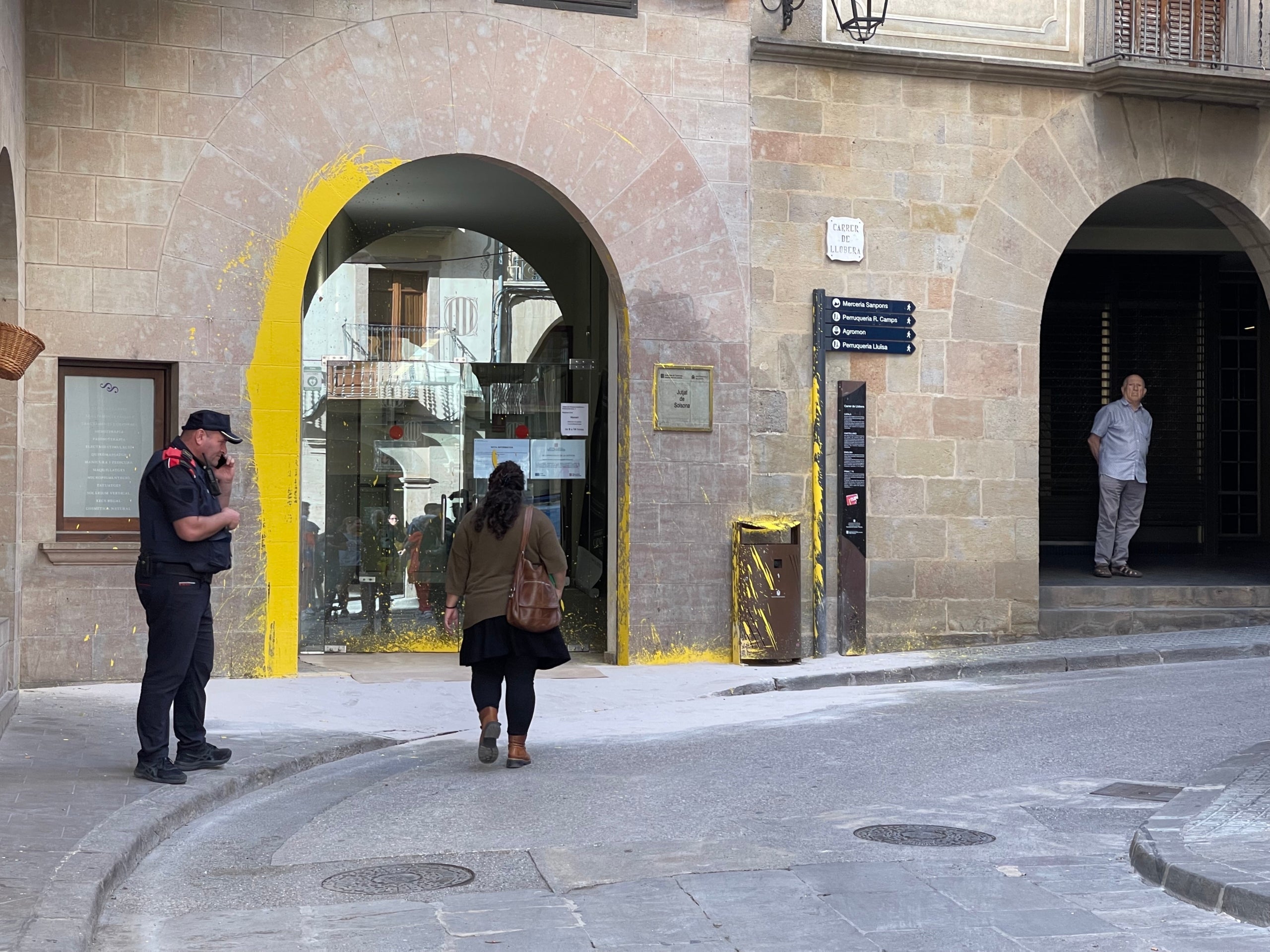 L'advocada Eva Pous entra al Jutjat de Solsona que ha aparegut pintat de groc en protesta per l'operatiu/Quico Sallés