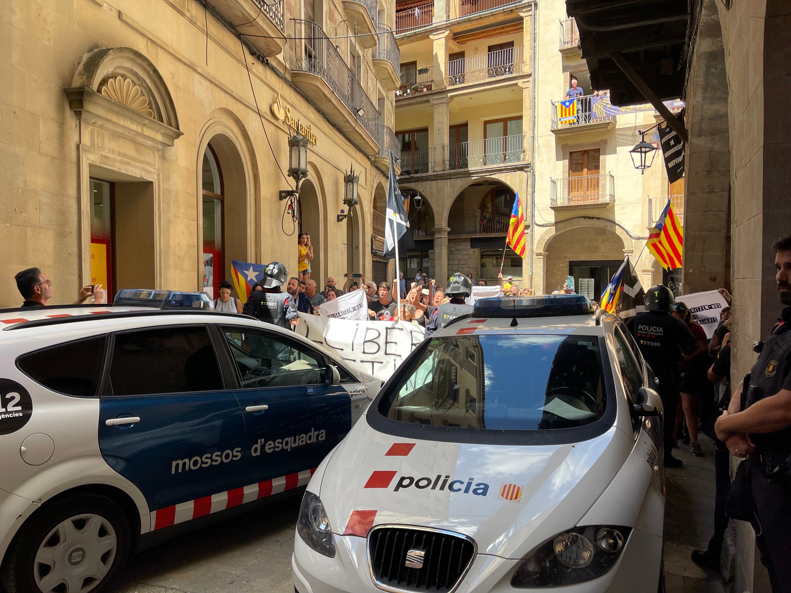Una imatge de la concentració i el cordó policial dels Mossos davant el Jutjat de Solsona/Quico Sallés