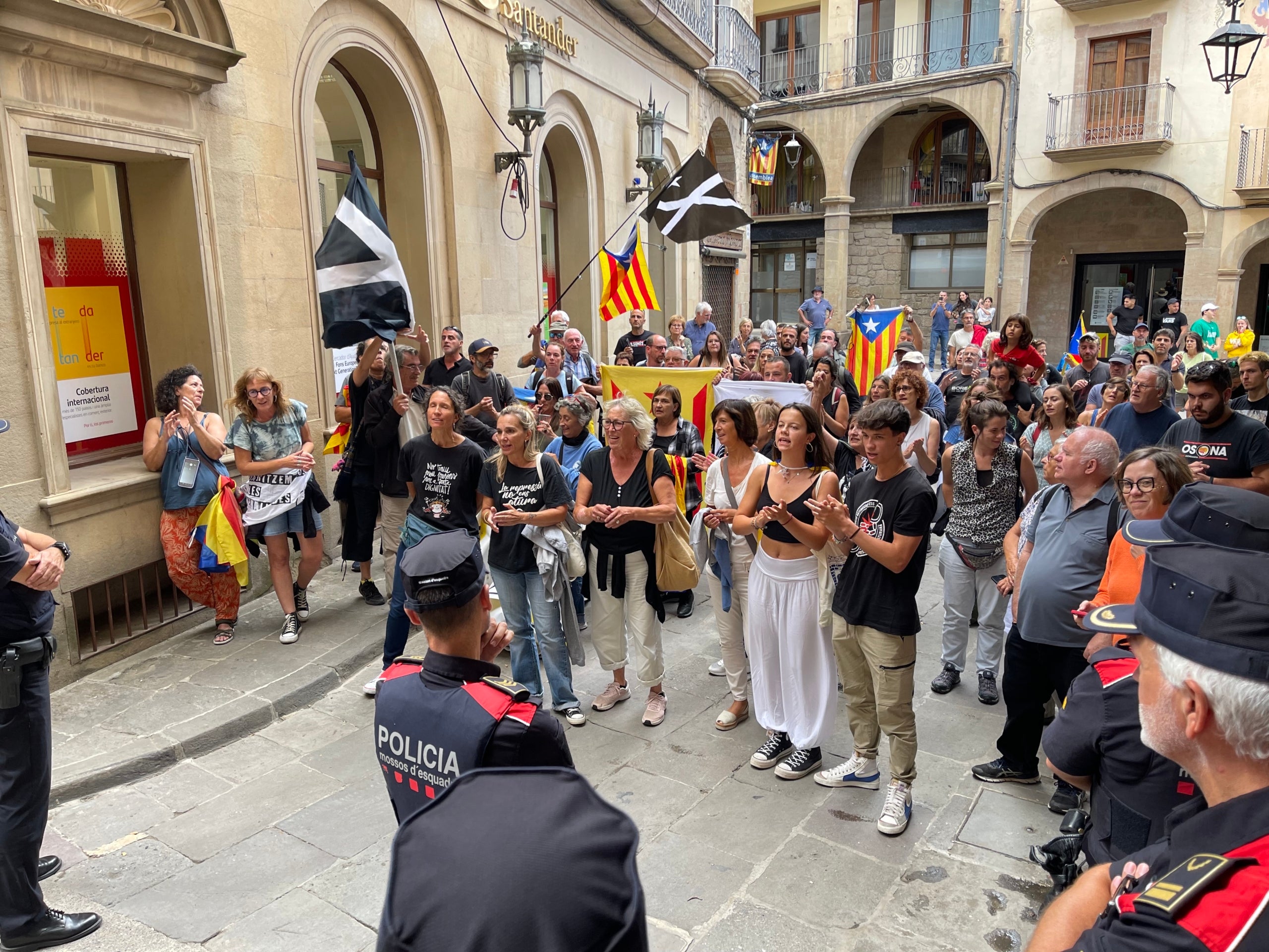 Els familiars dels detinguts de la Vuelta s'esperen a la sortida del jutjat de Solsona/Quico Sallés